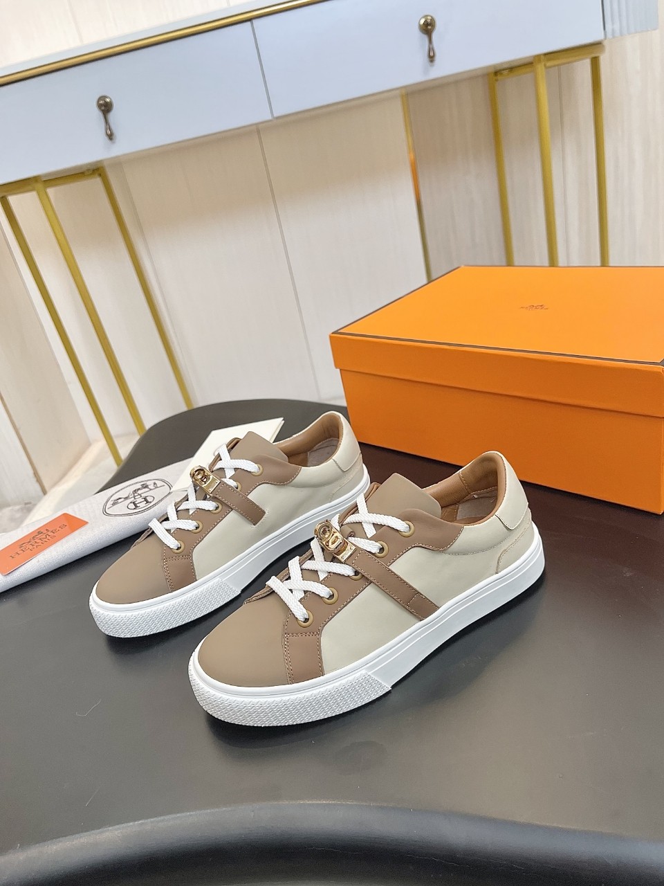 NO:270637,HERMES Hermes latest Kelly buttoned white shoes are online!  The highest version in the market!  Purchase level quality!  The H family rarely produces flat casual shoes and is a style that is matched with classic palladium-plated Kelly shoe buckles!  Create a fashionable urban style, which reflects Hermes' noble and elegant style!  Material selection of imported cowhide, inner lining   foot pad imported sheepskin, original mold opening tpu large sole, heavy money mold opening kelly buckle full texture, size women 35-41 (41 no return or exchange) men 39-45 (45 no return or exchange),, hermes, hermes, cowhide, sheepskin19860909HERMES  爱马仕 最新Kelly扣小白鞋板鞋上线！ 市场最高版本！代购级别品质！ H家族很少出平底休闲鞋而且是搭配经典镀钯Kelly鞋扣的款式！打造时尚都市造型,非常体现爱马仕高贵典雅风格！ 选材面料进口牛皮 内里 垫脚进口羊皮 原版开模tpu大底 重金开模kelly扣质感满满 尺码女35-41（41不退换） 男39-45（45不退换）,,hermes,hermes,cowhide,sheepskin,Men's shoes