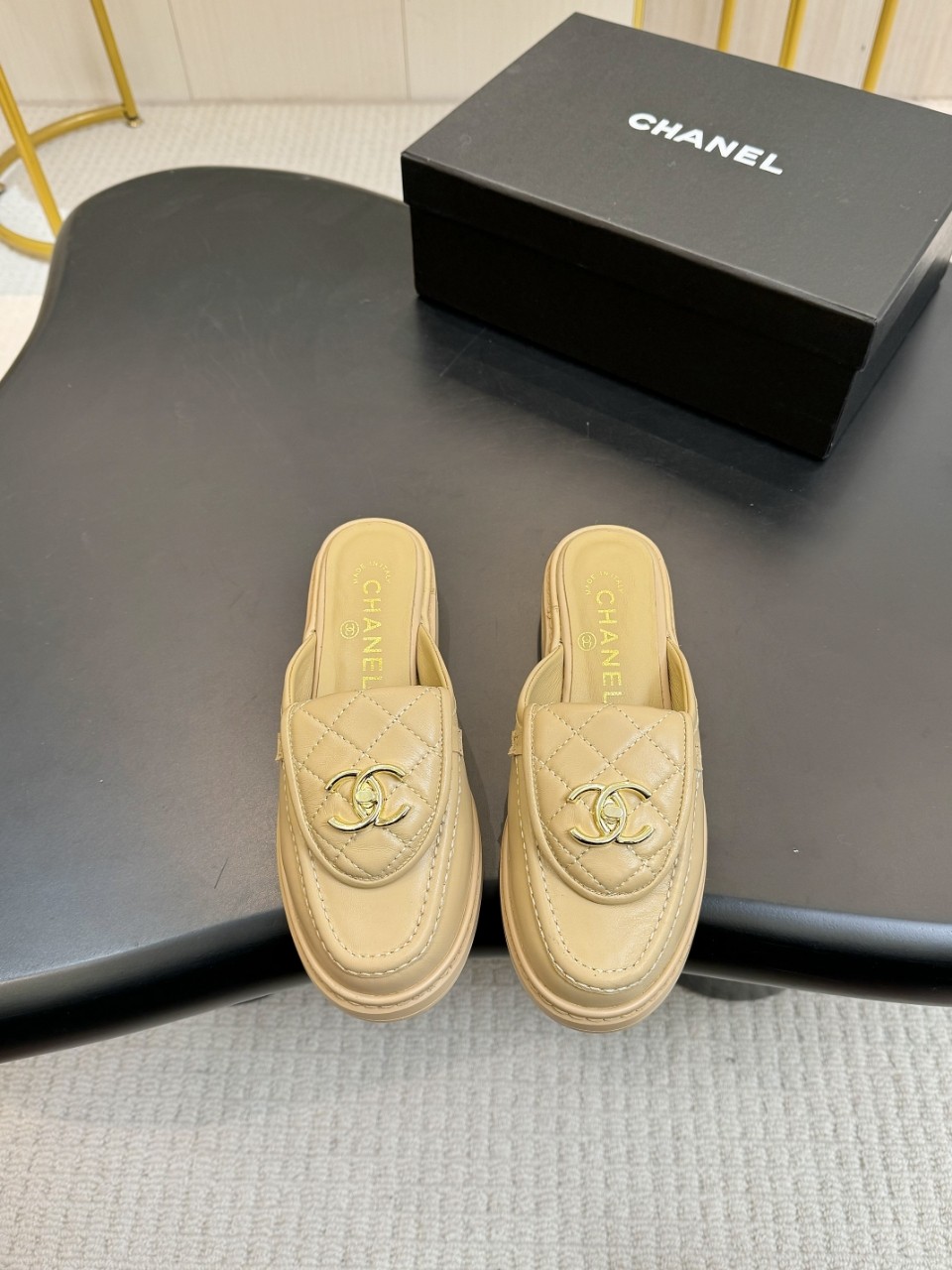 NO:165348,Xiaoxiang official website synchronized high-end CHANEL 2025 Chanel top-grade buckles exposed shoes_________________________ The must-have hot products of Xiangjia in early spring, goddess series, with the elegant and famous temperament of Xiangjia, super durable, irresistible, heart-wrenching... Imported sheepskin on the upper, imported sheepskin on the inner lining (the original version is consistent) Original model opening, genuine leather soles Standard code 35- 41 42 Custom made non-return and exchange), semi-torque, chanel, chanel, chanel, sheepskin, Leather soles19860909小香官网同步高版本 CHANEL 2025香奈儿顶级饰扣 露踭鞋__________________ 早春季香家必备爆款,女神系列,拥有香家特色优雅名媛气质,超级耐看,让人无法抗拒,心动ing…… 鞋面进口羊皮 内里进口羊里（原版一致） 原模开版,真皮大底 标准码 35- 41 42 定做不退换）,半拖,chanel,chanel,chanel,sheepskin,Leather soles,Women's Shoes