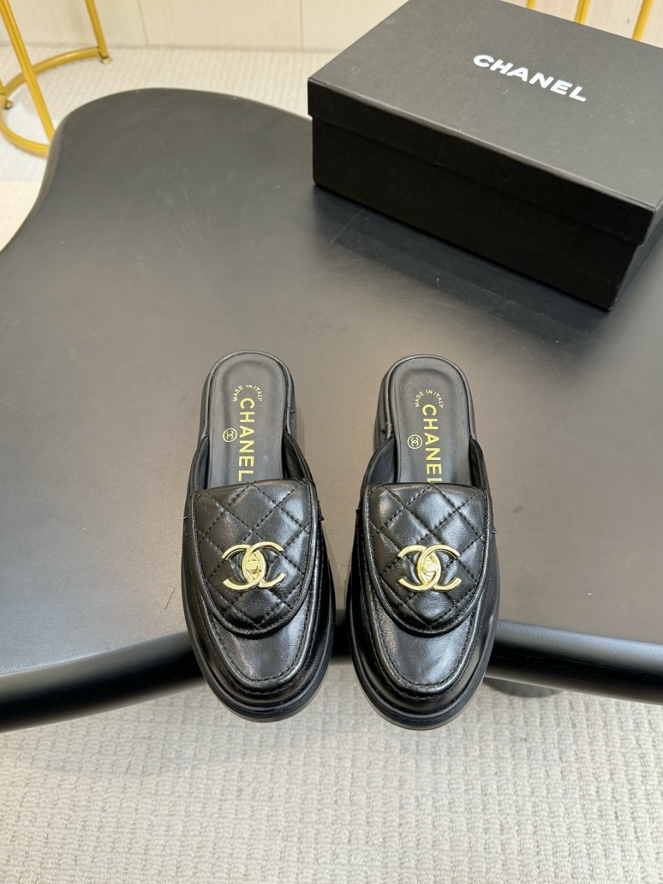 NO:165352,Xiaoxiang official website synchronized high-end CHANEL 2025 Chanel top-grade buckles exposed shoes_________________________ The must-have hot products of Xiangjia in early spring, goddess series, with the elegant and famous temperament of Xiangjia, super durable, irresistible, heart-wrenching... Imported sheepskin on the upper, imported sheepskin on the inner lining (the original version is consistent) Original model opening, genuine leather soles Standard code 35- 41 42 Custom made non-return and exchange), semi-torque, chanel, chanel, chanel, sheepskin, Leather soles19860909小香官网同步高版本 CHANEL 2025香奈儿顶级饰扣 露踭鞋__________________ 早春季香家必备爆款,女神系列,拥有香家特色优雅名媛气质,超级耐看,让人无法抗拒,心动ing…… 鞋面进口羊皮 内里进口羊里（原版一致） 原模开版,真皮大底 标准码 35- 41 42 定做不退换）,半拖,chanel,chanel,chanel,sheepskin,Leather soles,Women's Shoes