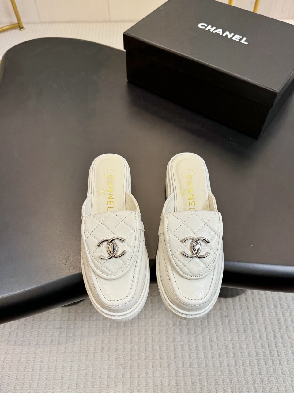 NO:165350,Xiaoxiang official website synchronized high-end version CHANEL 2025 Chanel top-grade buckles exposed shoes A must-have hot-selling product in early spring, goddess series, with the elegant and famous temperament of Xiangjia, super durable, irresistible, heart-wrenching... Imported sheepskin on the upper, imported sheepskin on the inner lining (the original version is consistent) Original model opening, genuine leather sole Standard code 35- 41 42 Custom made non-return and exchange), semi-torque, chanel, chanel, chanel, sheepskin, Leather soles19860909小香官网同步高版本 CHANEL 2025香奈儿顶级饰扣 露踭鞋 早春季香家必备爆款,女神系列,拥有香家特色优雅名媛气质,超级耐看,让人无法抗拒,心动ing…… 鞋面进口羊皮 内里进口羊里（原版一致） 原模开版,真皮大底 标准码 35- 41 42 定做不退换）,半拖,chanel,chanel,chanel,sheepskin,Leather soles,Women's Shoes