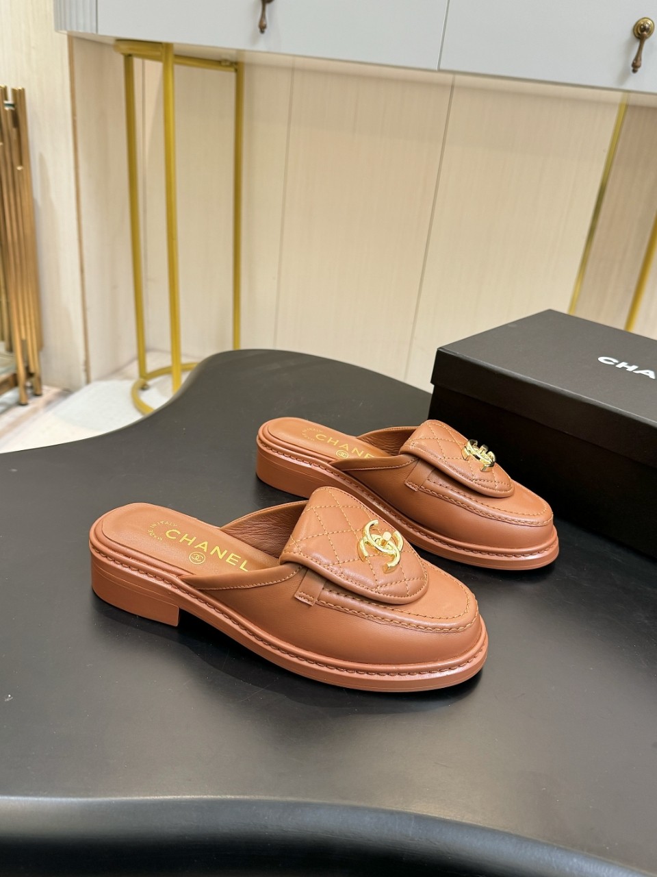 NO:164382,Xiaoxiang official website synchronized high-end version CHANEL 2025 Chanel top-grade buckles exposed shoes A must-have hot-selling product in early spring, goddess series, with the elegant and famous temperament of Xiangjia, super durable, irresistible, heart-wrenching... Imported sheepskin on the upper, imported sheepskin on the inner lining (the original version is consistent) Original model opening, genuine leather sole Standard code 35- 41 42 Custom made non-return and exchange), semi-torque, chanel, chanel, chanel, sheepskin, Leather soles19860909小香官网同步高版本 CHANEL 2025香奈儿顶级饰扣 露踭鞋 早春季香家必备爆款,女神系列,拥有香家特色优雅名媛气质,超级耐看,让人无法抗拒,心动ing…… 鞋面进口羊皮 内里进口羊里（原版一致） 原模开版,真皮大底 标准码 35- 41 42 定做不退换）,半拖,chanel,chanel,chanel,sheepskin,Leather soles,Women's Shoes