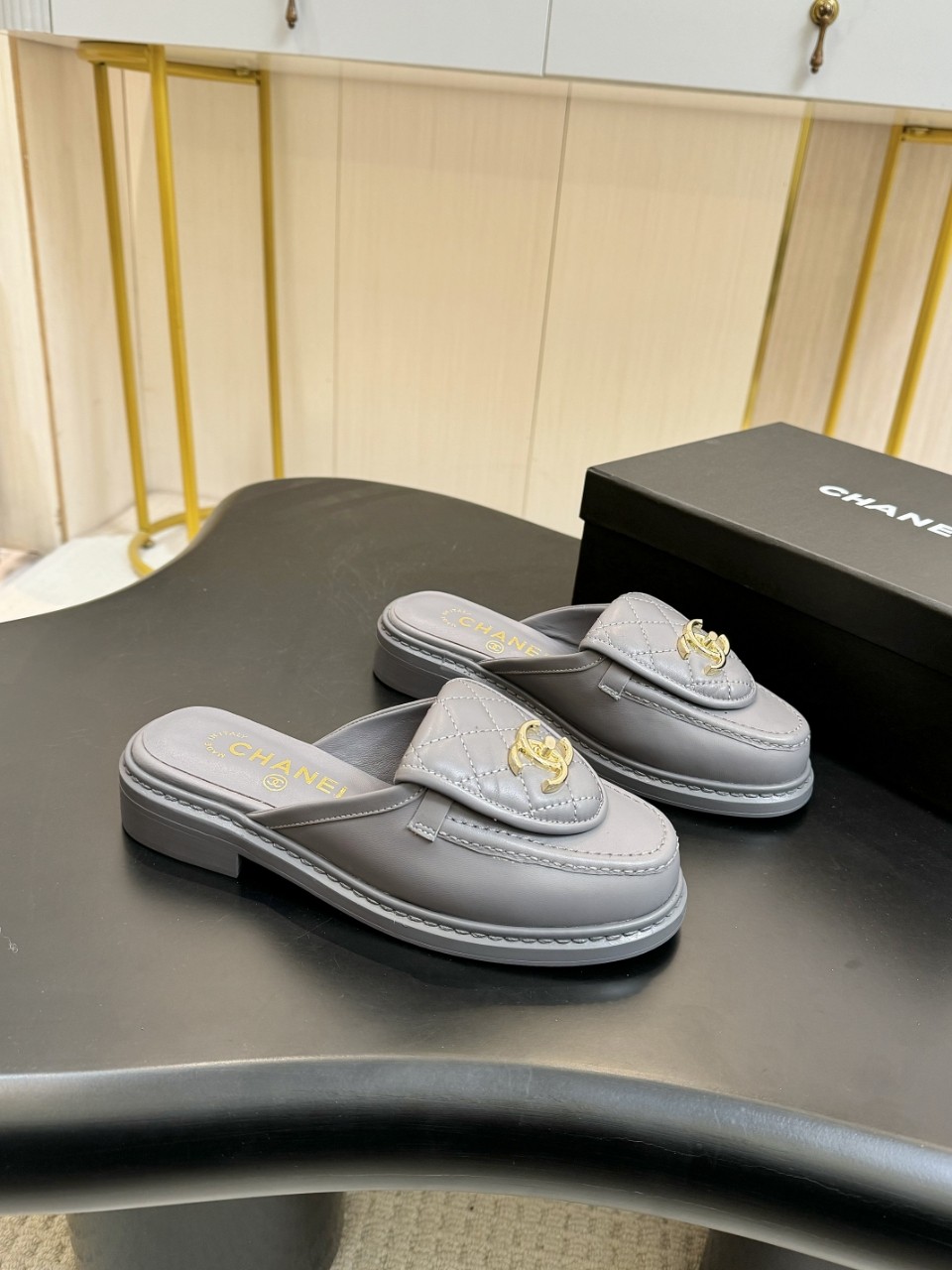 NO:164379,Xiaoxiang official website synchronized high-end CHANEL 2025 Chanel top-grade buckles exposed shoes_________________________ The must-have hot products of Xiangjia in early spring, goddess series, with the elegant and famous temperament of Xiangjia, super durable, irresistible, heart-wrenching... Imported sheepskin on the upper, imported sheepskin on the inner lining (the original version is consistent) Original model opening, genuine leather soles Standard code 35- 41 42 Custom made non-return and exchange), semi-torque, chanel, chanel, chanel, sheepskin, Leather soles19860909小香官网同步高版本 CHANEL 2025香奈儿顶级饰扣 露踭鞋__________________ 早春季香家必备爆款,女神系列,拥有香家特色优雅名媛气质,超级耐看,让人无法抗拒,心动ing…… 鞋面进口羊皮 内里进口羊里（原版一致） 原模开版,真皮大底 标准码 35- 41 42 定做不退换）,半拖,chanel,chanel,chanel,sheepskin,Leather soles,Women's Shoes