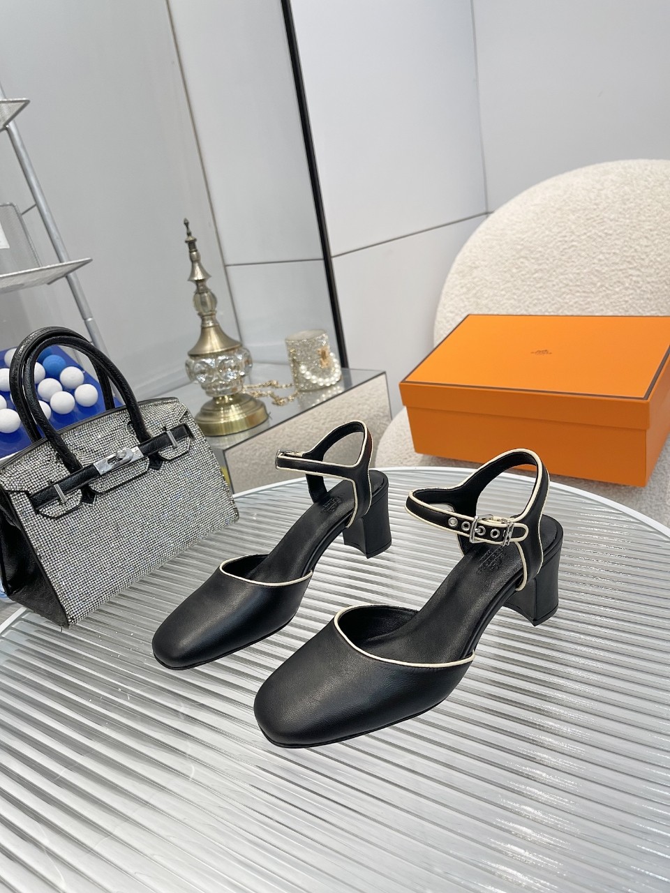 NO:165354,Hermès full leather outsole, the latest model in 2025, the highest official synchronized version of Hermès sandals, simple and fashionable design, strong exotic style, full of fashionable and fashionable flavor whenever you put on your feet. Simple styles are great if you match them with a high-end feel. Versatile colors and smooth lines!   The fabric is imported sheepskin, the inner foot pads are all sheepskin, imported genuine leather sole from Italy, heel height 6cm Size35-40 (customized by 41-42),, sandals, hermes, hermes, sandals, sheepskin, Leather soles19860909Hermès 全真皮大底 2025年最新款 、官方同步最高版本爱马仕带跟凉鞋 简约时尚的设计 浓厚的异域风情 时髦感十足、随便上脚都很有超时尚新潮风味 简简单单的款式随便搭配一下高级感就很棒 百搭的颜色流畅的线条！  面料采用进口羊皮 内里垫脚均为羊里 意大利进口真皮大底 跟高6cm Size35-40 (41-42定制） ,,凉鞋,hermes,hermes,sandals,sheepskin,Leather soles,Women's Shoes