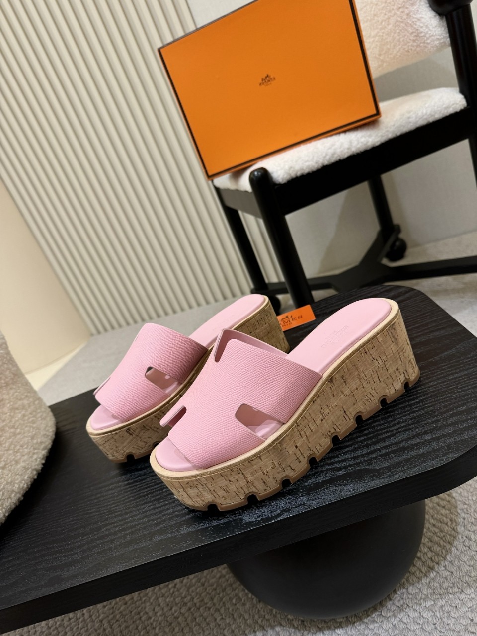 NO:467036,HERMES Hermes classic 'H' upper, premium version, hot sandals are on the market. The original counter shoe mold is carefully crafted, a luxury product that big-name stars love the most, high-quality creates classics, welcome to turn to pictures and sell them!  Light wood thick sole creates a comfortable shape, super beautiful and fashionable, and can be regarded as a good summer companion. Heel height: 6.5 cm!  The height difference between the sole and heel at the front end is 3.5 cm. Material: genuine leather. Size 35-40 (3540 customized without return and exchange) =, slippers, hermes, hermes, sandals, slippers19860909HERMES  爱马仕经典“H”型鞋面 高级版本 爆款凉鞋火爆上市.专柜原版鞋开模精心制作,大牌明星最爱的奢侈品,高品质铸就经典,欢迎转图片爆卖！ 轻盈木质厚鞋底打造舒适造型、 超级好看时尚 可谓夏日良伴. 鞋跟高度:6.5厘米！前端鞋底和鞋跟的高度差3.5厘米 材质:真皮 码数35-40（3540定做不退换）  =,拖鞋,hermes,hermes,sandals,slippers,Women's Shoes