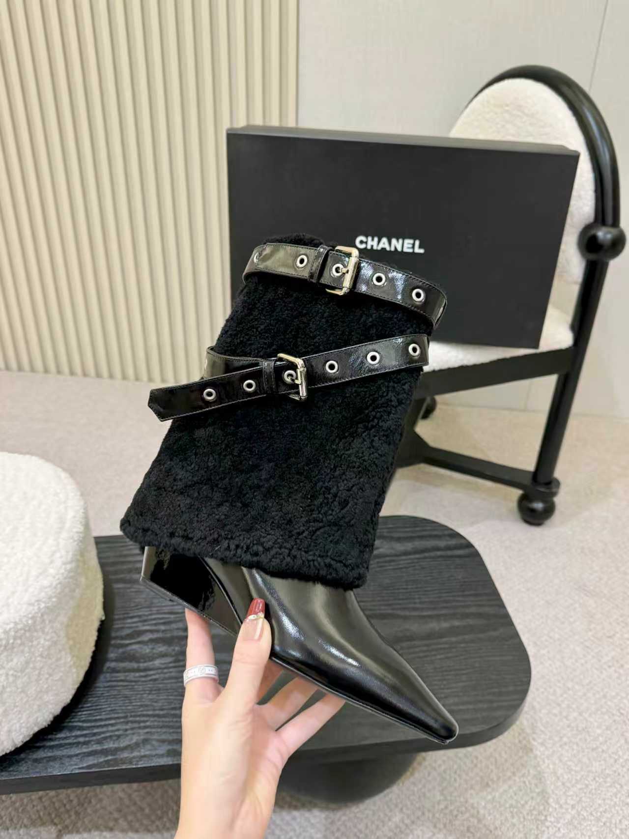 NO:615711,Pointed-toe slip-on boots｜High-end collision of belt buckle and double-layer leather. Originated from Chanel's early spring T-stage 'Dream Never Sleeps' series. The same model from the show can finally be worn in daily important moments. It is fresh and elegant. It is stunning on the foot. 5.5cm hidden wedge heel. Italian genuine leather sole. The fabric is delicately wrapped in calf oil leather. Every step is based on the rhythm of elegance. Exclusive 11 customization. Adhere to the original zero-distance restoration, from metal buckles to textured fabrics.  Every detail is a work of art. This is not a pair of shoes. It is the versatile statement of the Chanel girl. It can be smart or grand, literary or luxurious. Wear it to a dinner date, walk on the street, or light up an ordinary afternoon. You will find that you are the most dazzling protagonist in the camera #chanelgirlootd #高Sense wear #niche design boots. Fabric: Calf butter leather. Lining: Sheepskin. Heel height 5.5cm. Sole: Italian genuine leather outsole.  Size: 35-41 (3541 can be customized without exchange or return), boots, chanel, boots, sheepskin, Leather soles19860909尖头一脚蹬筒靴｜皮带扣与双层皮的高级碰撞 源自香奈儿早春T台「造梦不夜城」系列 秀场同款终于能穿进日常重要时刻 小清新中透着贵气 上脚即惊艳 5.5cm隐藏坡跟 意大利真皮底 面料小牛油皮细腻包裹 每一步都踩在优雅的韵律上 独家11定制 坚持原版零距离还原 从金属扣带到肌理面料 每处细节皆艺术品 这不是一双鞋 是香奈儿女孩的百变宣言 可灵动可大气 可文艺可奢华 穿它赴约晚宴 漫步街头 或是点亮某个平凡午后 你会发现——原来自己就是镜头里最耀眼的主角 #香奈儿女孩ootd #高级感穿搭 #小众设计靴款 面料: 小牛油皮 内里: 羊皮 跟高5.5㎝ 鞋底:意大利真皮大底 码数:35－41（3541可订做不换不退）,靴子,chanel,boots,sheepskin,Leather soles,Women's Shoes