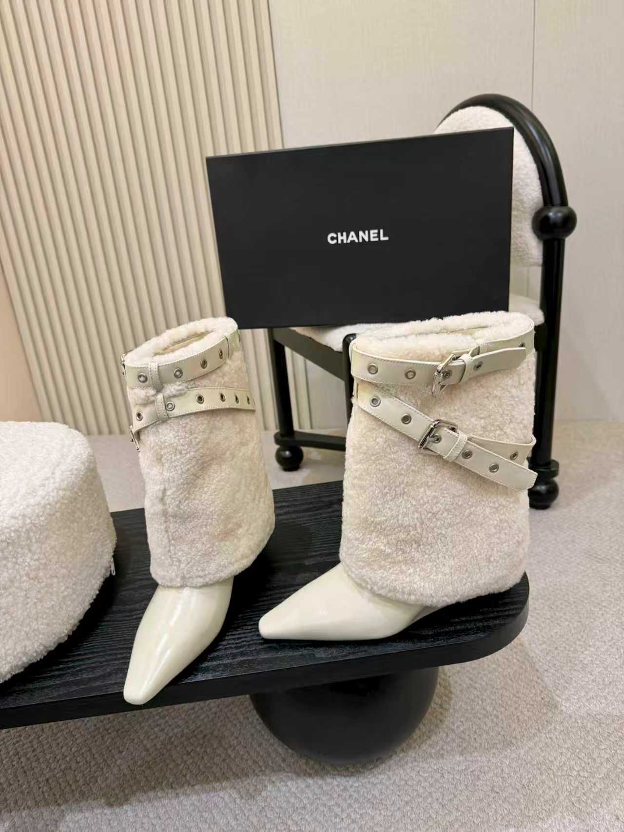 NO:604863,Chanel 2025 Chanel hot style boots fabric: calf leather, sheepskin lining, heel height 5.5cm, boots height 18cm, full leather outsole: 35-41 (3541 can be customized without exchange or return),,chanel,chanel,boots,sheepskin,Leather soles19860909Chanel 2025香奈儿 爆款靴子 面料: 小牛油皮 内里羊皮 跟高5.5㎝靴子高 18㎝ 全真皮大底: 35－41（3541可订做不换不退）,,chanel,chanel,boots,sheepskin,Leather soles,Men's shoes