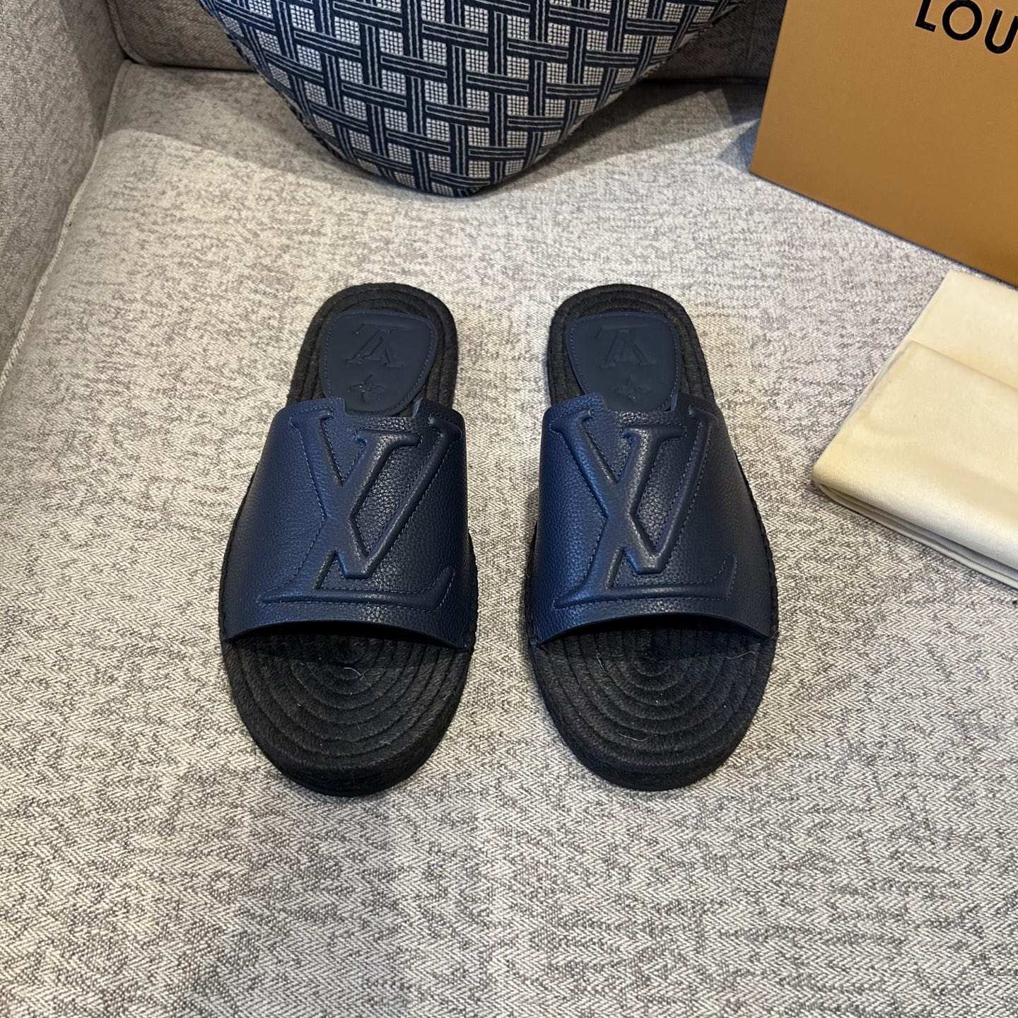 NO:639869,26 years overseas [spring and summer new fisherman slippers] material: calf lychee, cowhide, glue injection process, hemp rope with rubber outsole. M: 38-46, G,, slippers, espadrilles, cowhide1986090926年海外［春夏新款渔夫拖鞋］材料小牛荔枝,牛皮,注胶工艺,麻绳配橡胶大底.M: 38一46、G,,slippers,espadrilles,cowhide,Men's shoes