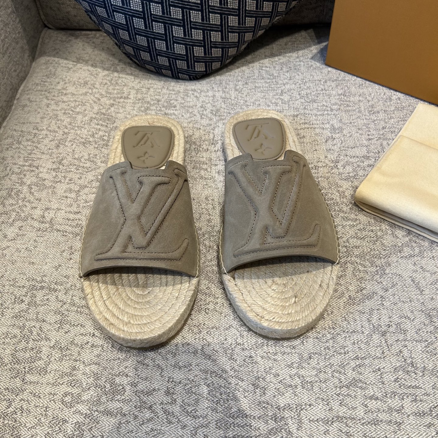 NO:639868,26 years overseas [spring and summer new fisherman slippers] material: calf suede, cowhide, rubber injection process, hemp rope with rubber outsole. M: 38-46, G,, slippers, espadrilles, cowhide1986090926年海外［春夏新款渔夫拖鞋］材料小牛反绒,牛皮,注胶工艺,麻绳配橡胶大底.M: 38一46、G,,slippers,espadrilles,cowhide,Men's shoes