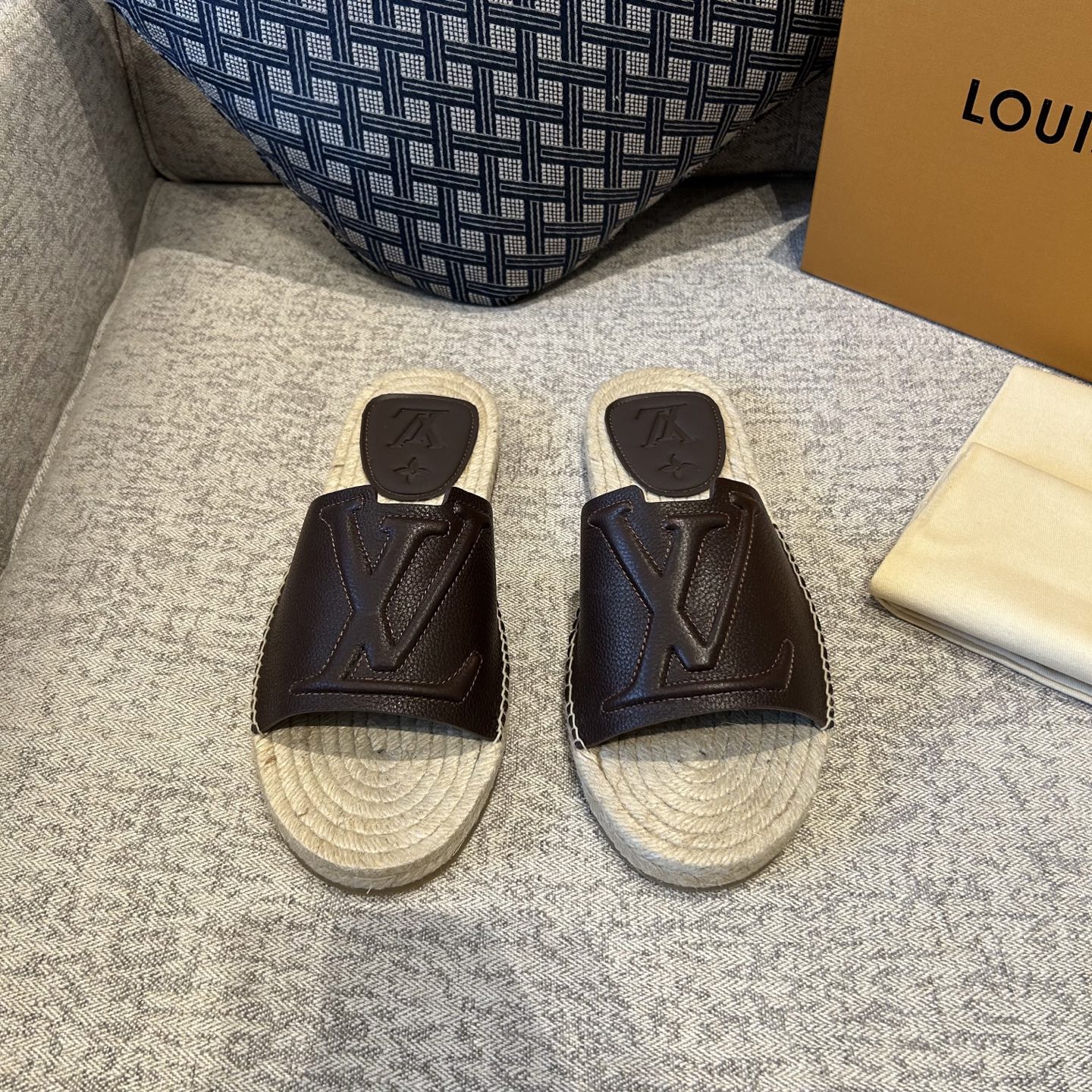 NO:690262,26 years overseas [spring and summer new fisherman slippers] material calf lychee, cowhide, glue injection process, hemp rope with rubber outsole. M: 38-46, 38 45 46 order, slippers, espadrilles, cowhide1986090926年海外［春夏新款渔夫拖鞋］材料小牛荔枝,牛皮,注胶工艺,麻绳配橡胶大底.M: 38一46、38 45 46 订,,slippers,espadrilles,cowhide,Men's shoes