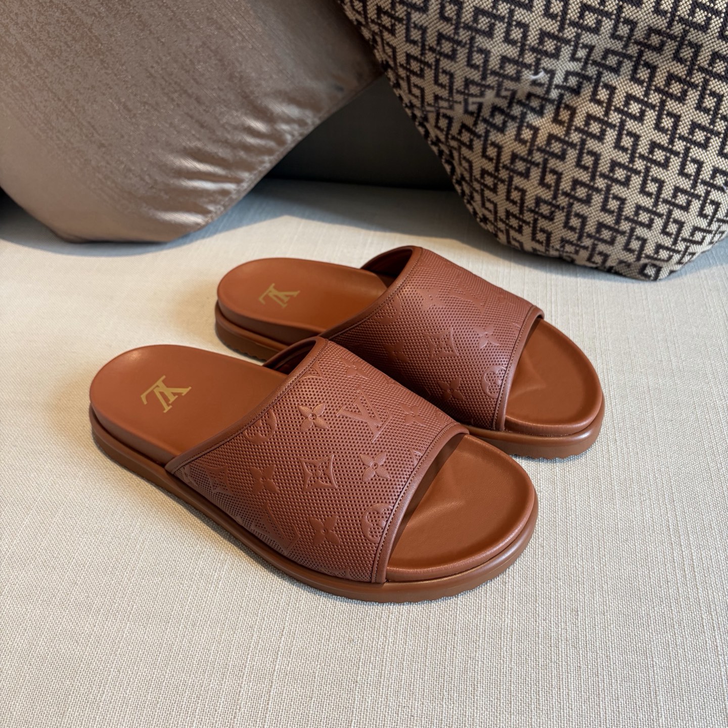 NO:955690,Louis vuittion bread slippers｜Top version｜Size39-45 (customized for 45),,louis vuitton,slippers19860909Louis vuittion 面包拖鞋｜顶级版本｜Size39-45（45定做）,,louis vuitton,slippers,Men's shoes