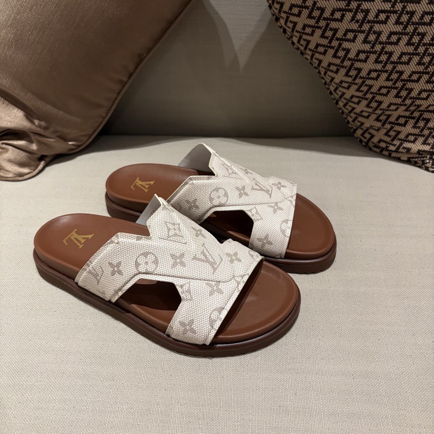 NO:955679,Louis vuittion calfskin slippers｜Top version｜Size39-45 (customized for 45),,louis vuitton,slippers,cowhide19860909Louis vuittion小牛皮拖鞋｜顶级版本｜Size39-45（45定做）,,louis vuitton,slippers,cowhide,Men's shoes