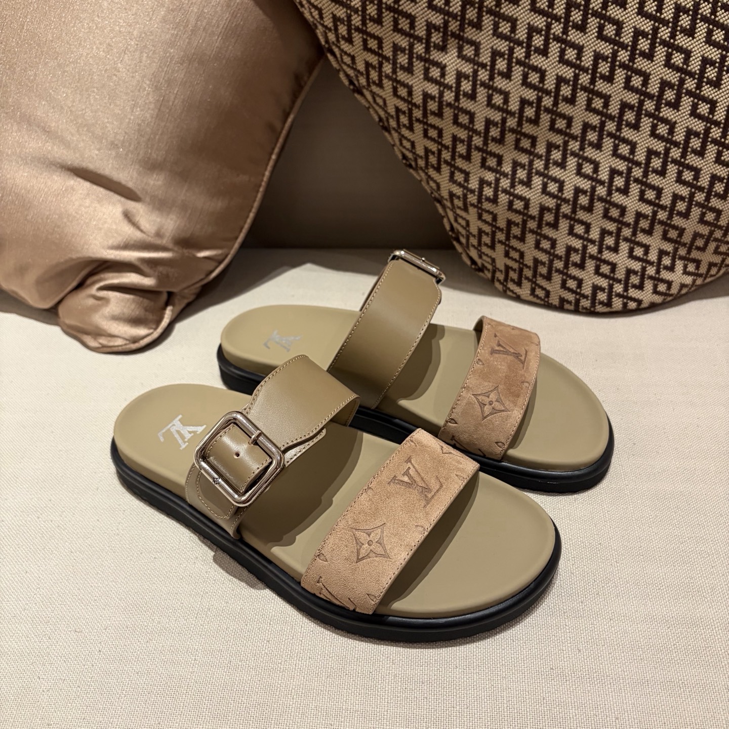 NO:955683,Louis vuittion double-strap slippers｜Top version｜Size39-45 (customized for 45),,louis vuitton,slippers19860909Louis vuittion 双带拖鞋｜顶级版本｜Size39-45（45定做）,,louis vuitton,slippers,Men's shoes