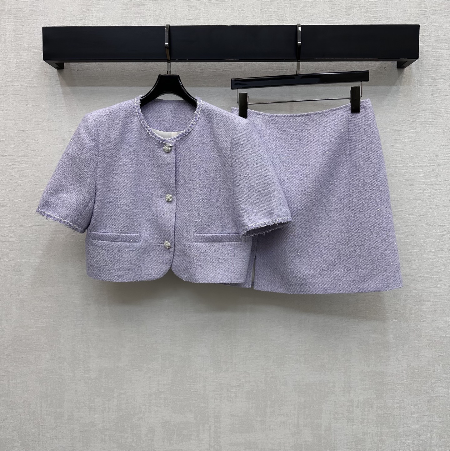 NO:757278,Chane*2026 new products are on the shelves. Bound hem dress jacket and skirt set. Customized YB imported slub woolen material. High-end texture and full appearance. The neckline is designed with woven hemlock splicing and echoes the edge of the cuffs to add layering to the look. The pearl button adjustment decoration on the placket highlights the brand tone. Development of fabric accessories. Round neck short-sleeved jacket with slits and skirt. Tailored to stand out in ladylike style. The complete set looks noble and textured. Intellectual and gentle. High version 36  38 40 42,,chanel,skirts,jackets & coats,T-shirt,19860909Chane*2026新品上架 捆边洋装外套半裙套装 定制YB进口粗纺羊毛呢材质 质感高级 品相十足 领口以编织捆边拼接设计 与袖口边缘呼应 增添造型层次感 开襟珍珠纽扣调节装饰 彰显品牌调性 面辅料开发 圆领短袖外套开衩半裙剪裁 名媛格调立显 成套穿搭显贵显质感 知性温柔  高版本36 38 40 42,,chanel,skirts,jackets & coats,T-shirt,,Women's clothing