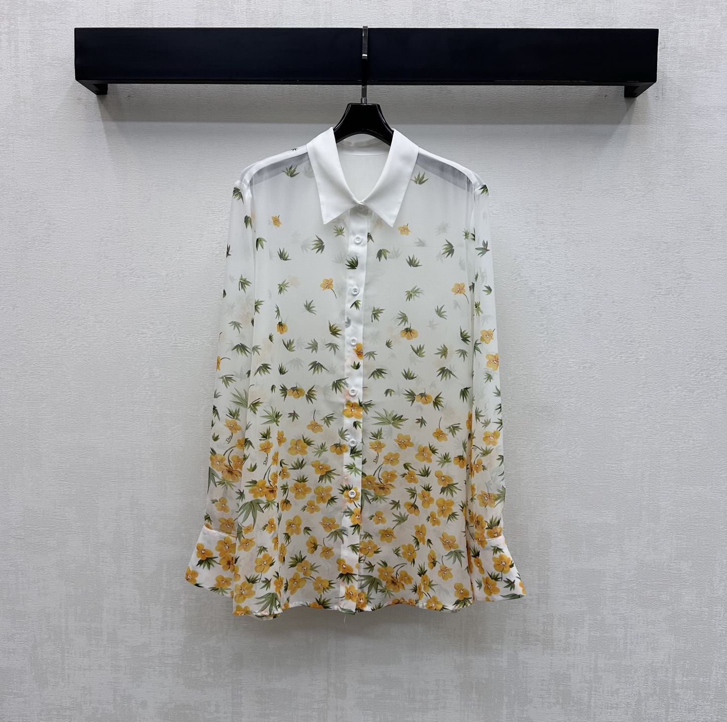 NO:757330,Dio*2026 new arrival printed tulle shirt, custom-made YB imported light sheer material, breathable, comfortable and delicate, fresh yellow floral pattern printed all over the body, highlighting the brand tone, button adjustment at the placket and unilateral pocket decoration on the chest, adding layering to the look, development of surface accessories, regular lapel long-sleeved shirt tailoring, high-end fashion for daily commuting, high version, dior, shirts,19860909Dio*2026新品上架印花薄纱衬衣定制YB进口轻薄透纱材质 透气舒适细腻 通体满印清新黄色碎花图案 彰显品牌调性 开襟纽扣调节配合胸前单侧口袋装饰 增添造型层次感 面辅料开发 常规翻领长袖衬衫剪裁 日常通勤穿搭高级时髦  高版本,,dior,shirts,,Women's clothing