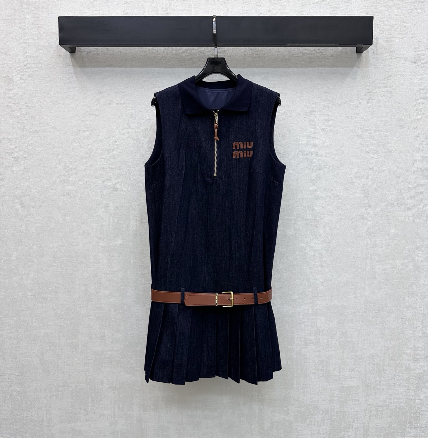 NO:757316,Miumi*2026 new product launch belt denim sundress made of YB imported twill cotton denim material. Very wide and stylish. The retro texture is restored using the water-washing process. The half-open leather label zipper adjustment design is used. It is decorated with a leather belt at the low waist to add layering to the look. The iconic letter logo is embellished on the chest to highlight the brand tone. Simple and advanced. The hem is pleated and the upper body instantly becomes a fashionista. Development of surface accessories. Lapel tank skirt tailoring. Daily commuting wear to reduce age and fashion.  High version,,miumiu,skirts,19860909Miumi*2026新品上架腰带牛仔背心裙定制YB进口斜纹棉牛仔材质 挺阔有型 沿用水洗工艺还原复古质感 沿用半开襟皮标拉链调节设计 配合低腰处皮革腰带装饰 增添造型层次感 胸前点缀标志性字母徽标 彰显品牌调性 简约而高级 下摆压褶处理 上身秒变潮流达人 面辅料开发 翻领背心裙剪裁 日常通勤穿搭减龄时髦 高版本,,miumiu,skirts,,Women's clothing