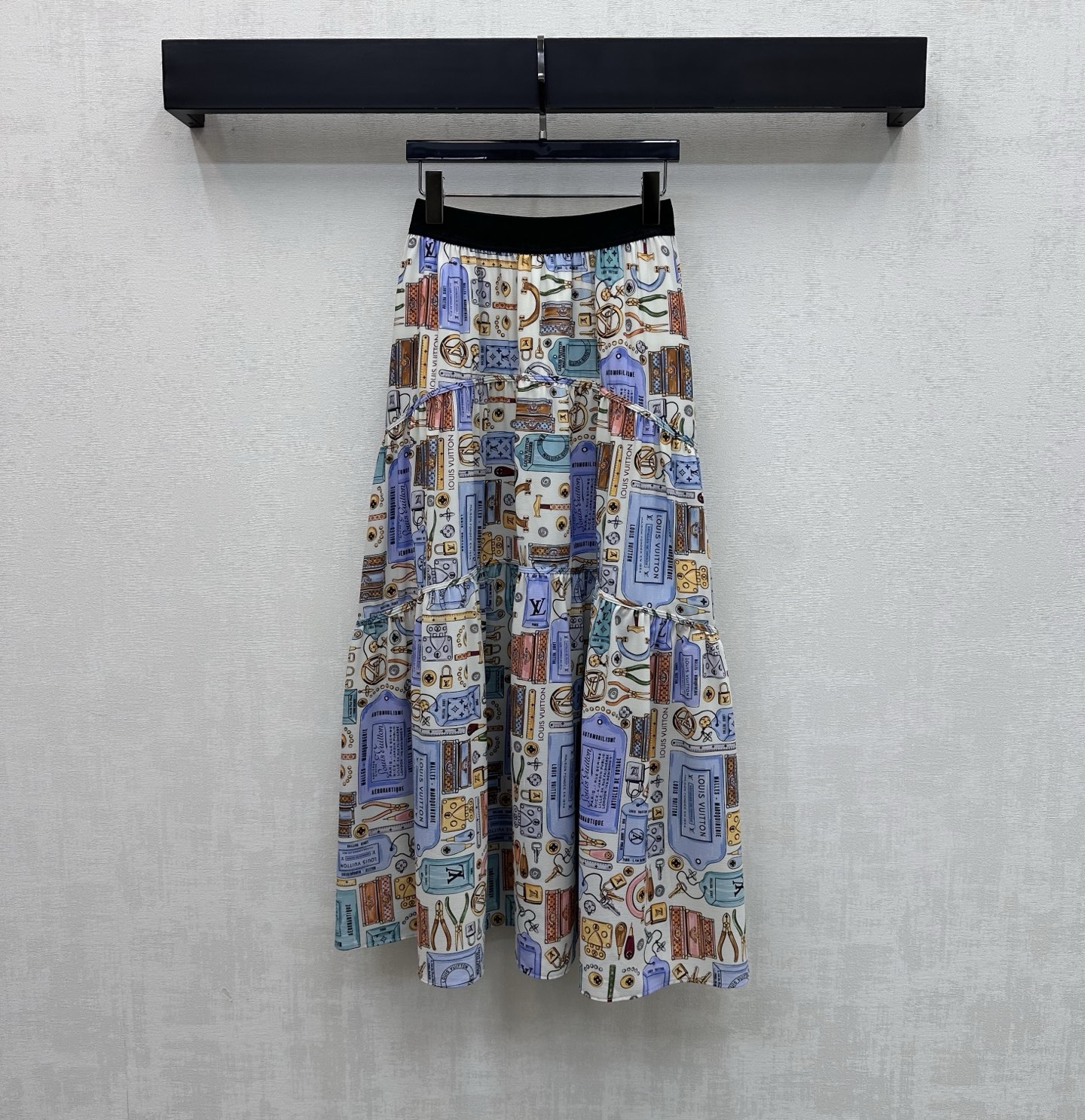 NO:757286,Louis Vuitto*2026 new arrivals logo web printed skirt customized YB imported tulle material mercerized process with fine gloss decorated with elastic letter web adjustment design to add layering to the look the iconic four-leaf clover letters printed all over the body embellished with various hardware accessories printed patterns to highlight the brand tone high waist pleated skirt cut to look slimmer and longer in retro style a must-have fashion item in the wardrobe suitable for daily commuting and appointments high version 2 colors,,louis  vuitton,skirts,19860909Louis Vuitto*2026新品上架徽标织带印花半裙定制YB进口薄纱材质 丝光工艺处理 光泽细腻 饰以弹力字母织带调节设计 增添造型层次感 通体满印标志性四叶草字母点缀各种五金配件印花图案 彰显品牌调性 高腰压褶半裙版型剪裁 穿搭复古显瘦显腿长 衣柜里必备时尚单品 日常通勤约会都适配  高版本2色,,louis vuitton,skirts,,Women's clothing