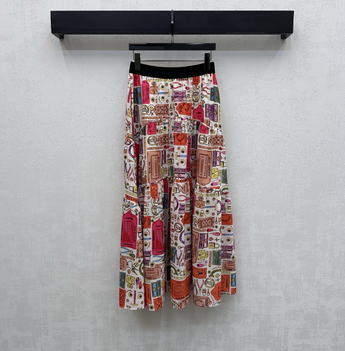 NO:757298,Louis Vuitto*2026 new arrivals logo web printed skirt customized YB imported tulle material mercerized process with fine gloss decorated with elastic letter web adjustment design to add layering to the look the iconic four-leaf clover letters printed all over the body embellished with various hardware accessories printed patterns to highlight the brand tone high waist pleated skirt cut to look slimmer and longer in retro style a must-have fashion item in the wardrobe suitable for daily commuting and appointments high version 2 colors,,louis  vuitton,skirts,19860909Louis Vuitto*2026新品上架徽标织带印花半裙定制YB进口薄纱材质 丝光工艺处理 光泽细腻 饰以弹力字母织带调节设计 增添造型层次感 通体满印标志性四叶草字母点缀各种五金配件印花图案 彰显品牌调性 高腰压褶半裙版型剪裁 穿搭复古显瘦显腿长 衣柜里必备时尚单品 日常通勤约会都适配  高版本2色,,louis vuitton,skirts,,Women's clothing