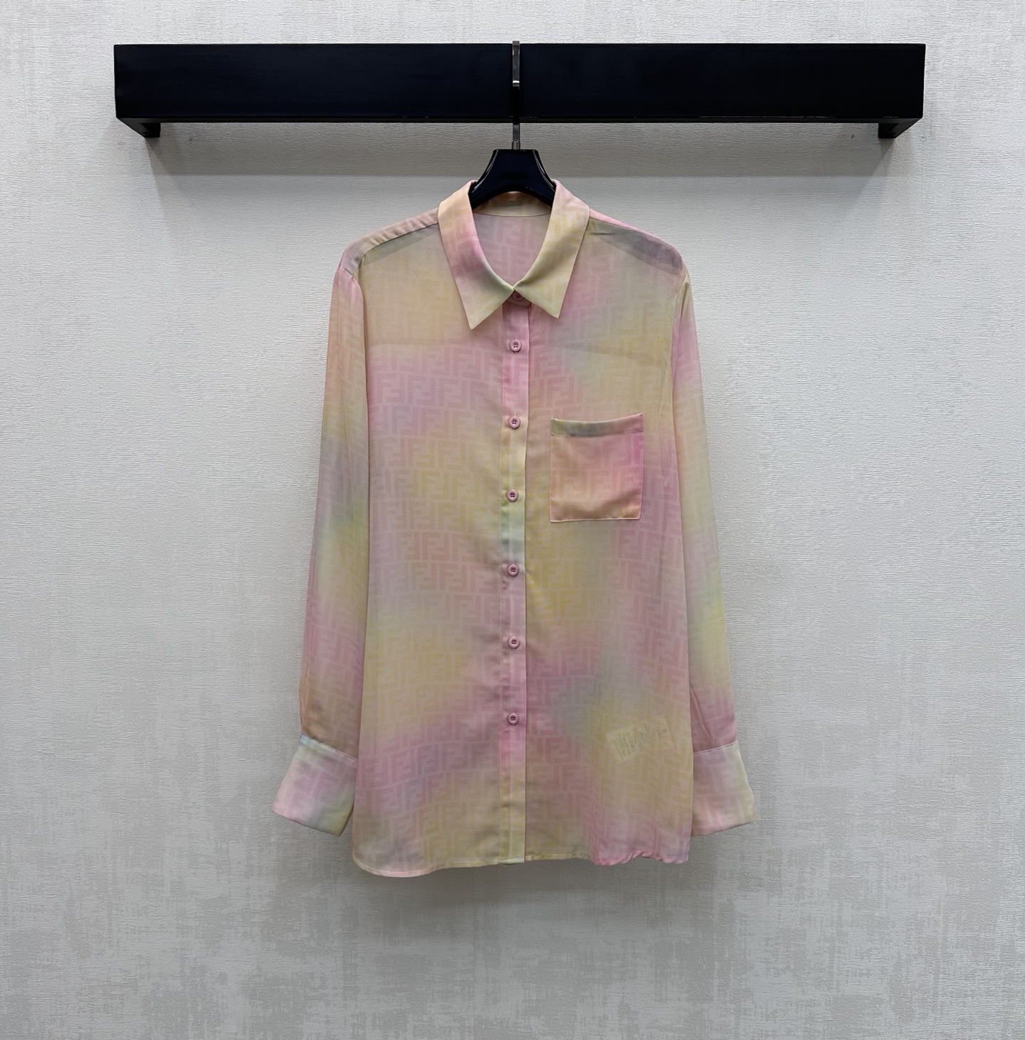 NO:757309,Fend*2026 new products are on the shelves. Gradient printed gauze shirts are made of custom-made YB imported thin sheer materials. Breathable, comfortable and delicate. Gradient rainbow color double F logo pattern is printed all over the body to highlight the brand tone. The placket button adjustment is matched with the single-side pocket decoration on the chest to add layering to the look. Surface accessories development. Conventional lapel long-sleeved shirt tailoring. High-end fashion for daily commuting. High version, fendi, shirts,19860909Fend*2026新品上架渐变印花薄纱衬衣定制YB进口轻薄透纱材质 透气舒适细腻 通体满印渐变彩虹色系双F徽标图案 彰显品牌调性 开襟纽扣调节配合胸前单侧口袋装饰 增添造型层次感 面辅料开发 常规翻领长袖衬衫剪裁 日常通勤穿搭高级时髦  高版本,,fendi,shirts,,Women's clothing
