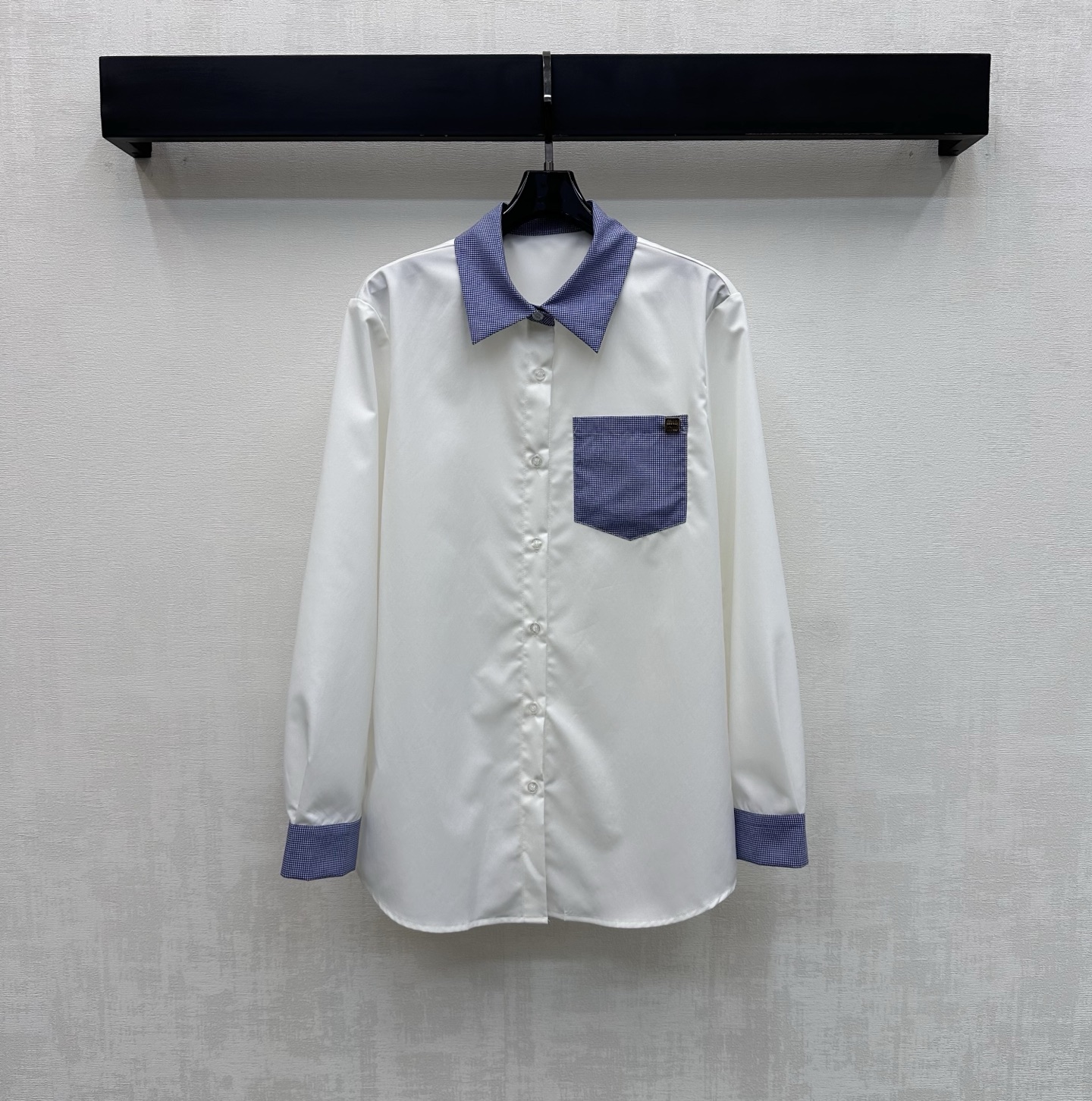 NO:757282,Miumi*2026 new arrival plaid splicing shirt customized YB imported material Breathable, comfortable and stylish Plaid splicing along the collar and cuffs creates a color collision design to add layering to the look. It is decorated with the iconic metal letter logo on the chest plaid pocket to highlight the brand tone. The regular version shows a sense of relaxation. Surface accessories development. Lapel long-sleeved shirt tailoring. Fashionable and western style. High version 2 colors,,miumiu,shirts,19860909Miumi*2026新品上架格纹拼接衬衣定制YB进口材质 透气舒适有型 领边袖口沿用格纹拼接形成颜色碰撞设计 增添造型层次感 配合胸前格纹口袋点缀标志性金属字母徽标装饰 彰显品牌调性 常规版型尽显松弛感 面辅料开发 翻领长袖衬衫剪裁 穿搭时髦洋气 高版本2色,,miumiu,shirts,,Women's clothing