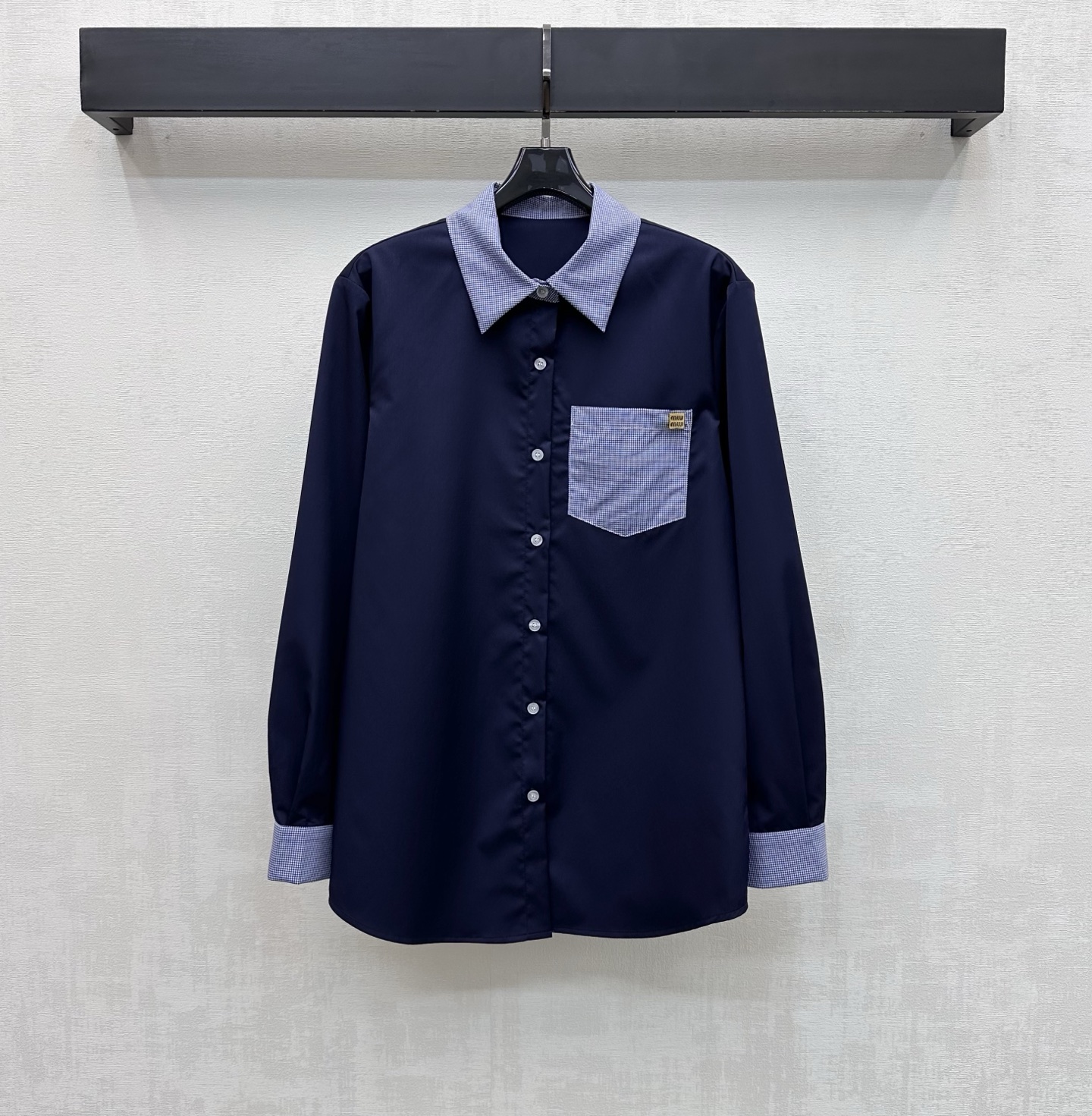 NO:757293,Miumi*2026 new arrival plaid splicing shirt customized YB imported material Breathable, comfortable and stylish Plaid splicing along the collar and cuffs creates a color collision design to add layering to the look. It is decorated with the iconic metal letter logo on the chest plaid pocket to highlight the brand tone. The regular version shows a sense of relaxation. Surface accessories development. Lapel long-sleeved shirt tailoring. Fashionable and western style. High version 2 colors,,miumiu,shirts,19860909Miumi*2026新品上架格纹拼接衬衣定制YB进口材质 透气舒适有型 领边袖口沿用格纹拼接形成颜色碰撞设计 增添造型层次感 配合胸前格纹口袋点缀标志性金属字母徽标装饰 彰显品牌调性 常规版型尽显松弛感 面辅料开发 翻领长袖衬衫剪裁 穿搭时髦洋气 高版本2色,,miumiu,shirts,,Women's clothing