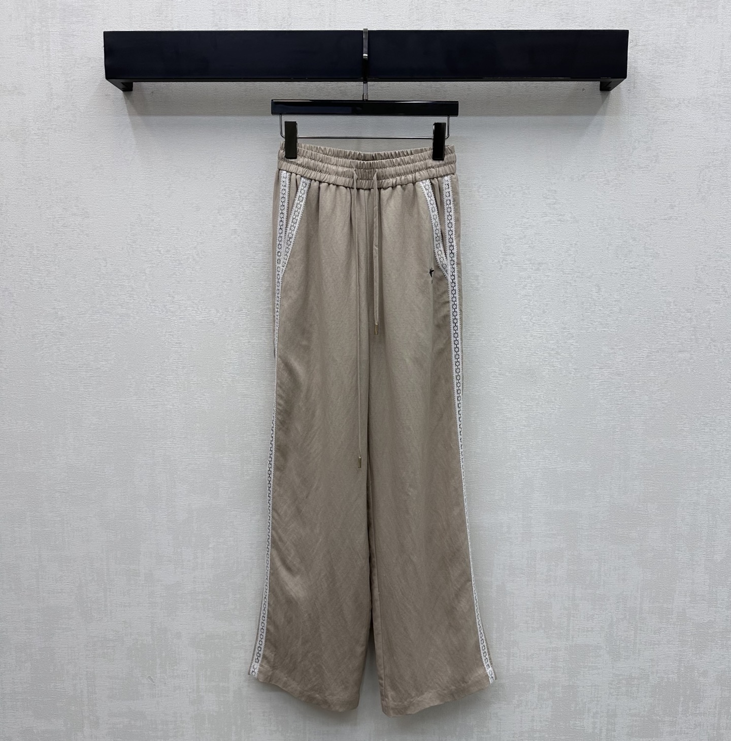 NO:760353,Dio*2026 new arrivals drawstring linen straight trousers, customized YB imported blended linen material, full of texture, stiff and stylish, elastic drawstring at the waist to adjust the symmetrical pocket design, with lace splicing decoration on the outside to add layering to the look. The iconic letter bee embroidered logo element is embellished on one side of the waist and hip to highlight the brand tone. Development of surface accessories. High-waisted straight trousers cut, casual and relaxed, high version 2 colors,, dior,19860909Dio*2026新品上架抽绳亚麻直筒长裤定制YB进口混纺亚麻材质 质感十足 挺括有型 腰间弹力抽绳调节对称插兜口袋设计 配合外侧蕾丝花边拼接装饰 增添造型层次感 腰胯单侧点缀标志性字母蜜蜂刺绣徽标元素 彰显品牌调性 面辅料开发 高腰直筒长裤版型剪裁 随意搭配穿搭休闲松弛  高版本2色,,dior,,Women's clothing