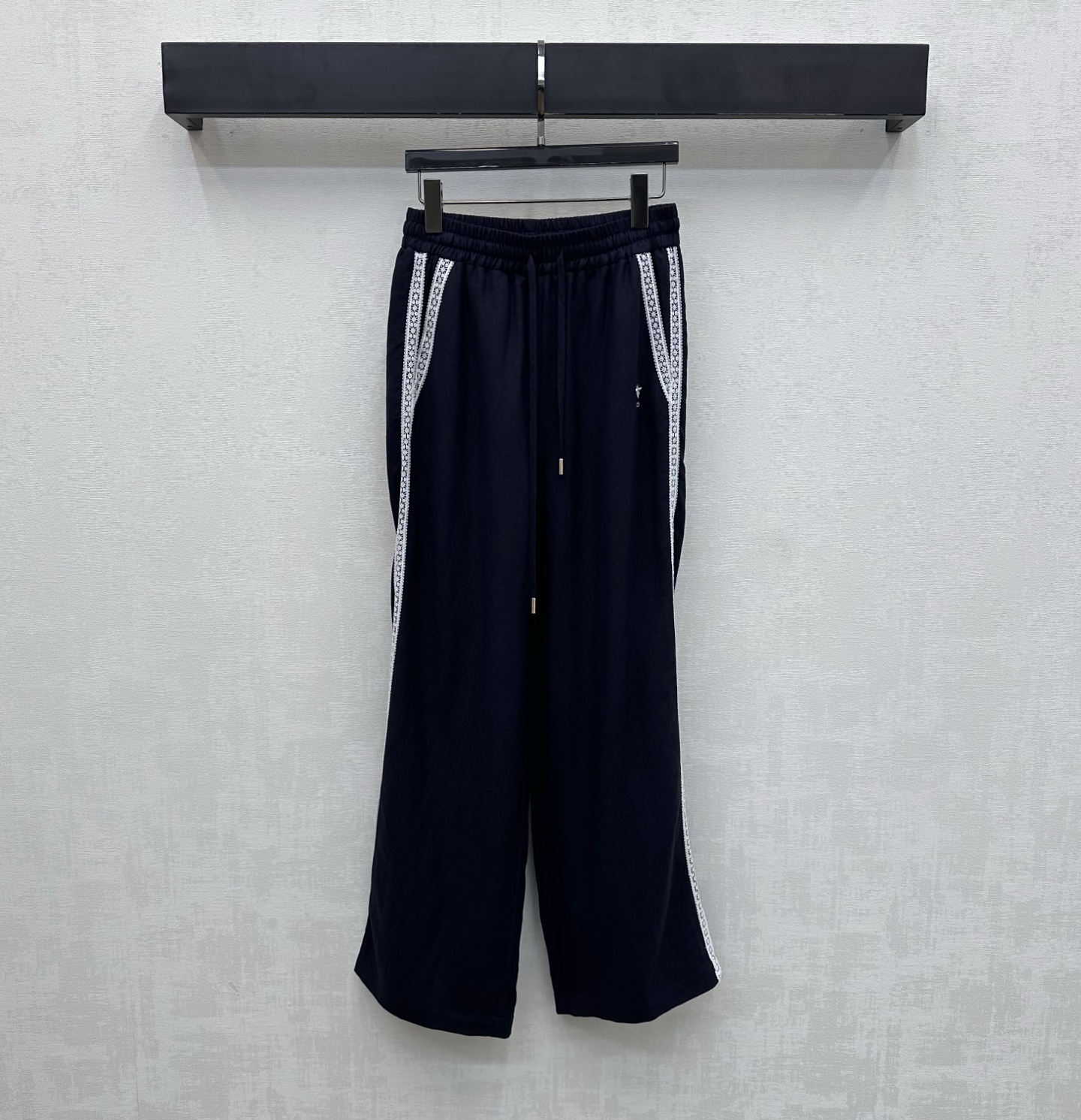 NO:760339,Dio*2026 new arrivals drawstring linen straight trousers, customized YB imported blended linen material, full of texture, stiff and stylish, elastic drawstring at the waist to adjust the symmetrical pocket design, with lace splicing decoration on the outside to add layering to the look. The iconic letter bee embroidered logo element is embellished on one side of the waist and hip to highlight the brand tone. Development of surface accessories. High-waisted straight trousers cut, casual and relaxed, high version 2 colors,, dior,19860909Dio*2026新品上架抽绳亚麻直筒长裤定制YB进口混纺亚麻材质 质感十足 挺括有型 腰间弹力抽绳调节对称插兜口袋设计 配合外侧蕾丝花边拼接装饰 增添造型层次感 腰胯单侧点缀标志性字母蜜蜂刺绣徽标元素 彰显品牌调性 面辅料开发 高腰直筒长裤版型剪裁 随意搭配穿搭休闲松弛  高版本2色,,dior,,Women's clothing