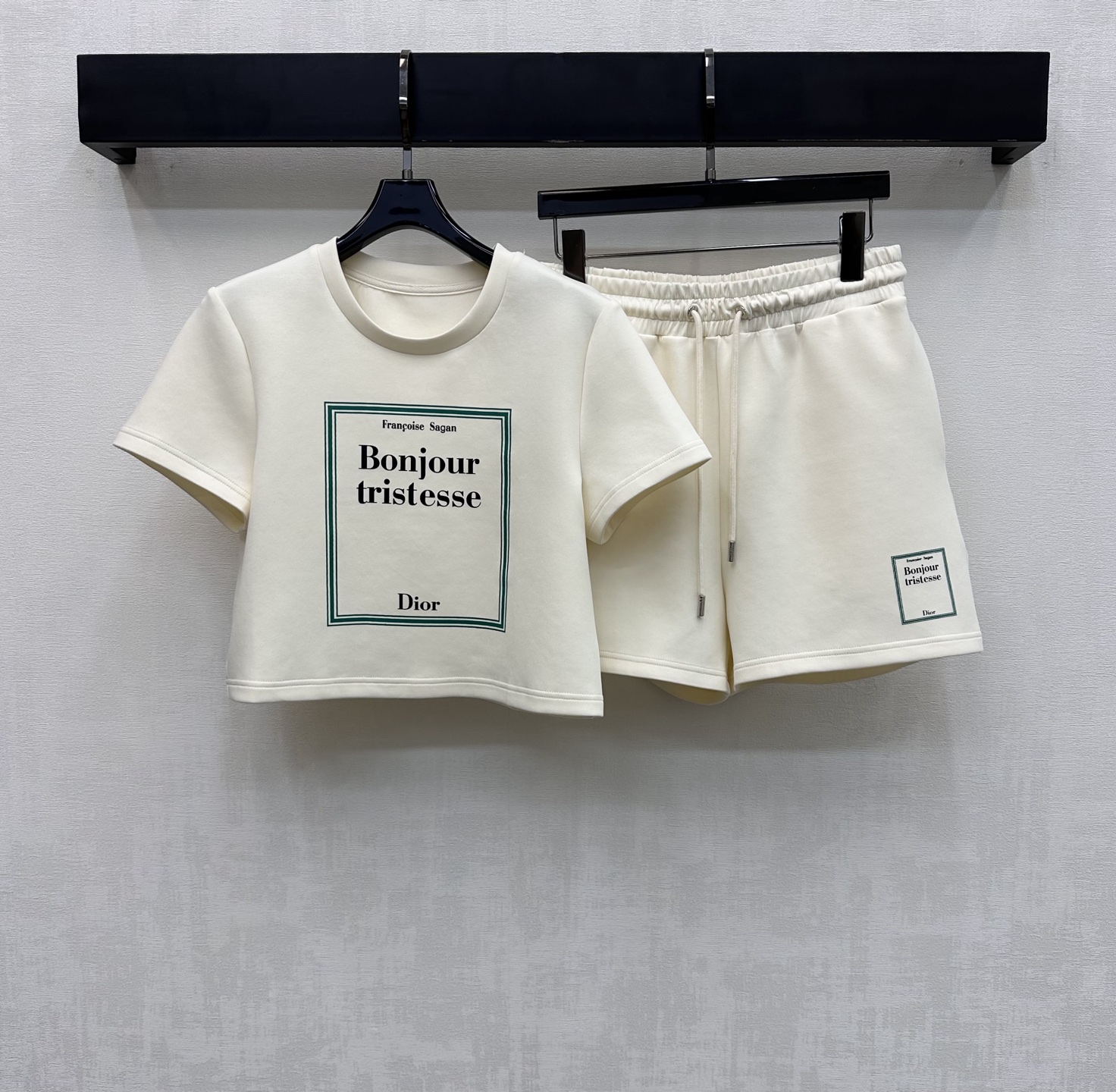 NO:760366,Dio*2026 new arrival square frame top and shorts set. Customized YB imported air cotton material. Breathable, comfortable and full of texture. The collar and cuffs echo the double-layer hemming design. Adjustable with drawstring elastic waist to add layering to the look. The double-layer square frame is decorated in the center of the chest with letter logo decoration of different sizes. Detailed top echoes to highlight the brand tone. Development of surface accessories. Loose short-sleeved T-shirt and shorts cut. Complete set of casual and fashionable outfits.  High version 2 colors, dior, shorts, T-shirt, tees, t-shirt,19860909Dio*2026新品上架方框上衣短裤套装 定制YB进口空气全棉材质 透气舒适 质感十足 领口与袖口呼应以双层包边设计 配合抽绳弹力腰调节处理 增添造型层次感 胸前居中点缀双层方形外框上下大小不一字母徽标装饰 细节上衣呼应 彰显品牌调性 面辅料开发 宽松短袖T恤短裤版型剪裁 成套穿搭休闲时髦  高版本2色,,dior,shorts,T-shirt,tees，t-shirt,,Women's clothing