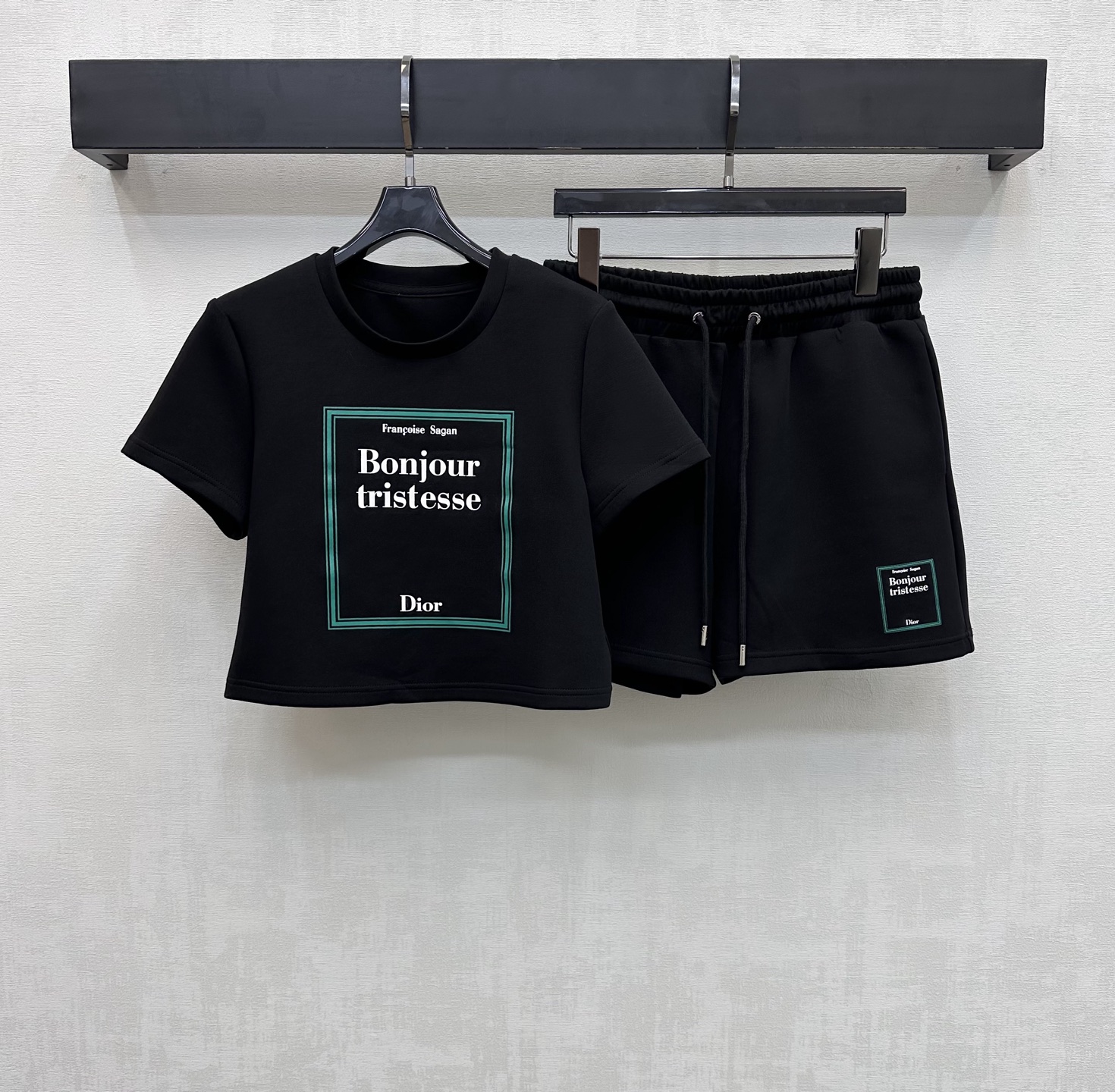 NO:760381,Dio*2026 new arrival square frame top and shorts set. Customized YB imported air cotton material. Breathable, comfortable and full of texture. The collar and cuffs echo the double-layer hemming design. Adjustable with drawstring elastic waist to add layering to the look. The double-layer square frame is decorated in the center of the chest with letter logo decoration of different sizes. Detailed top echoes to highlight the brand tone. Development of surface accessories. Loose short-sleeved T-shirt and shorts cut. Complete set of casual and fashionable outfits.  High version 2 colors, dior, shorts, T-shirt, tees, t-shirt,19860909Dio*2026新品上架方框上衣短裤套装 定制YB进口空气全棉材质 透气舒适 质感十足 领口与袖口呼应以双层包边设计 配合抽绳弹力腰调节处理 增添造型层次感 胸前居中点缀双层方形外框上下大小不一字母徽标装饰 细节上衣呼应 彰显品牌调性 面辅料开发 宽松短袖T恤短裤版型剪裁 成套穿搭休闲时髦  高版本2色,,dior,shorts,T-shirt,tees，t-shirt,,Women's clothing