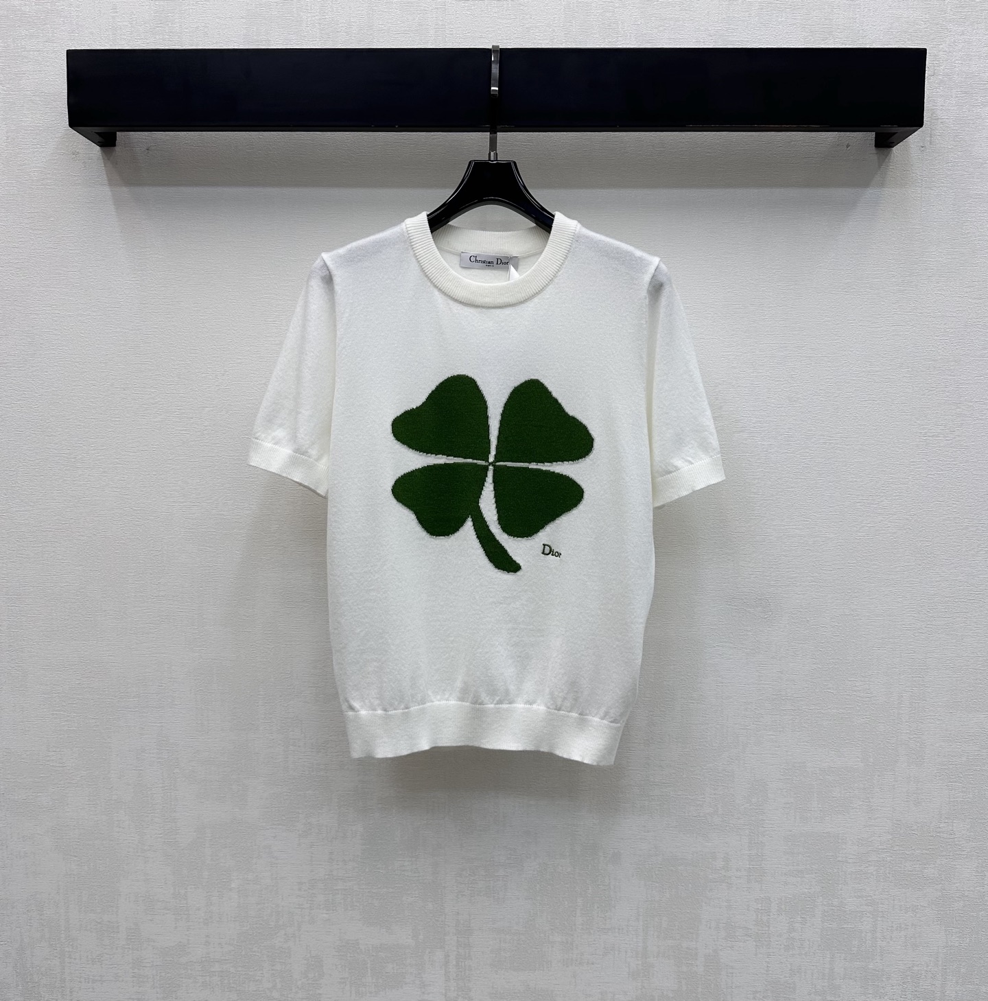 NO:760316,Dio*2026 new products are on the shelves. Four-leaf clover short-sleeved knitted custom YB imported wool knitted material is soft and skin-friendly. It is full of texture. The neckline is processed with threaded hemming details to add layering to the look. The iconic embroidered letter logo and lucky four-leaf clover pattern are decorated in the center of the chest to highlight the brand tone. The development of surface accessories. Round neck short-sleeved tops are cut in a casual style. Casual and fashionable. High version 2 colors, dior, T-shirt,19860909Dio*2026新品上架四叶草短袖针织定制YB进口羊毛针织材质 柔软亲肤 质感十足 领口采用螺纹包边细节处理 增添造型层次感 胸前居中点缀标志性刺绣字母徽标与幸运四叶草图案装饰 彰显品牌调性 面辅料开发 圆领短袖上衣版型剪裁 随意搭配穿搭休闲 时髦   高版本2色,,dior,T-shirt,,Women's clothing