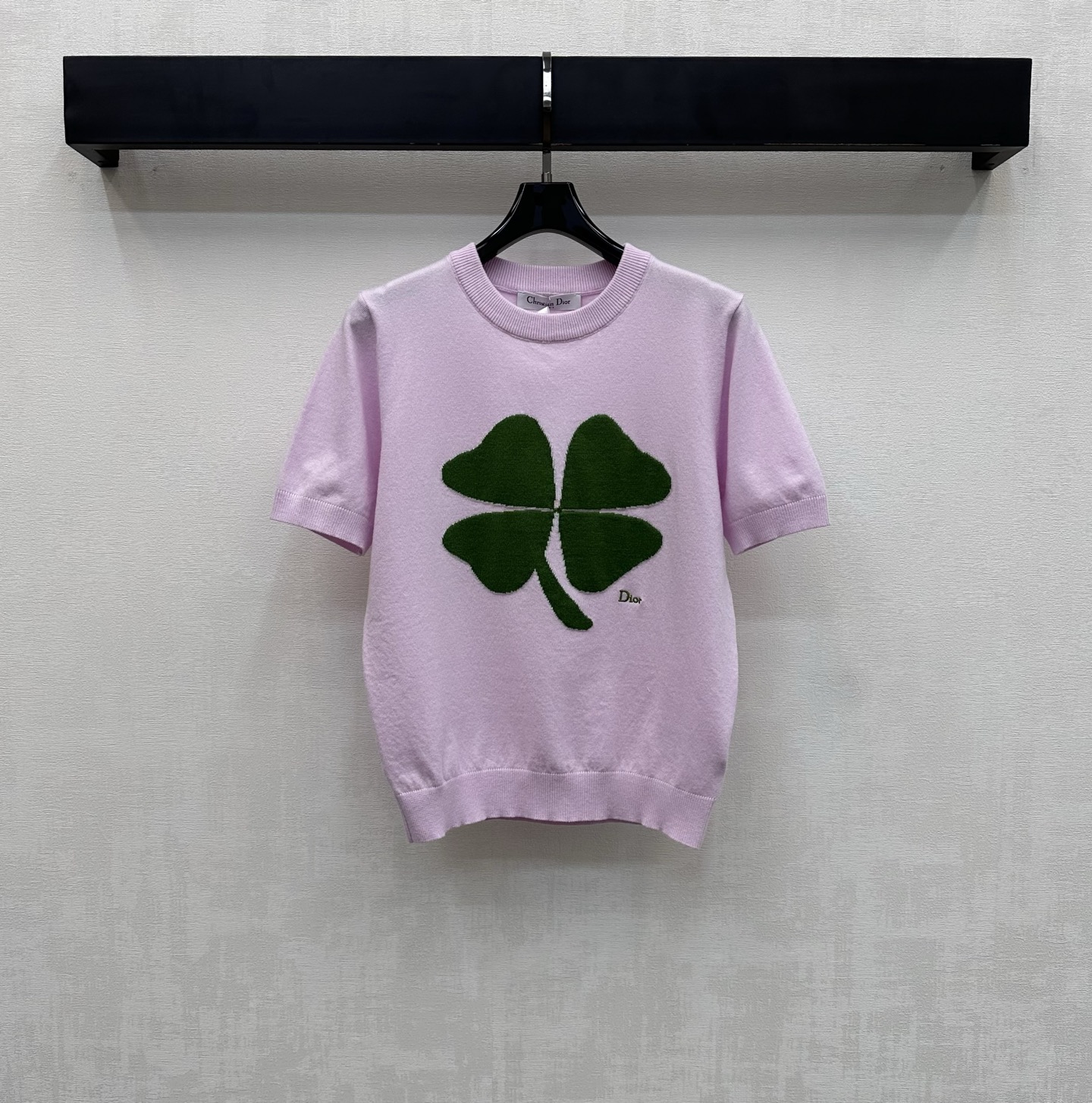 NO:760328,Dio*2026 new products are on the shelves. Four-leaf clover short-sleeved knitted custom YB imported wool knitted material is soft and skin-friendly. It is full of texture. The neckline is processed with threaded hemming details to add layering to the look. The iconic embroidered letter logo and lucky four-leaf clover pattern are decorated in the center of the chest to highlight the brand tone. The development of surface accessories. Round neck short-sleeved tops are cut in a casual style. Casual and fashionable. High version 2 colors, dior, T-shirt,19860909Dio*2026新品上架四叶草短袖针织定制YB进口羊毛针织材质 柔软亲肤 质感十足 领口采用螺纹包边细节处理 增添造型层次感 胸前居中点缀标志性刺绣字母徽标与幸运四叶草图案装饰 彰显品牌调性 面辅料开发 圆领短袖上衣版型剪裁 随意搭配穿搭休闲 时髦   高版本2色,,dior,T-shirt,,Women's clothing