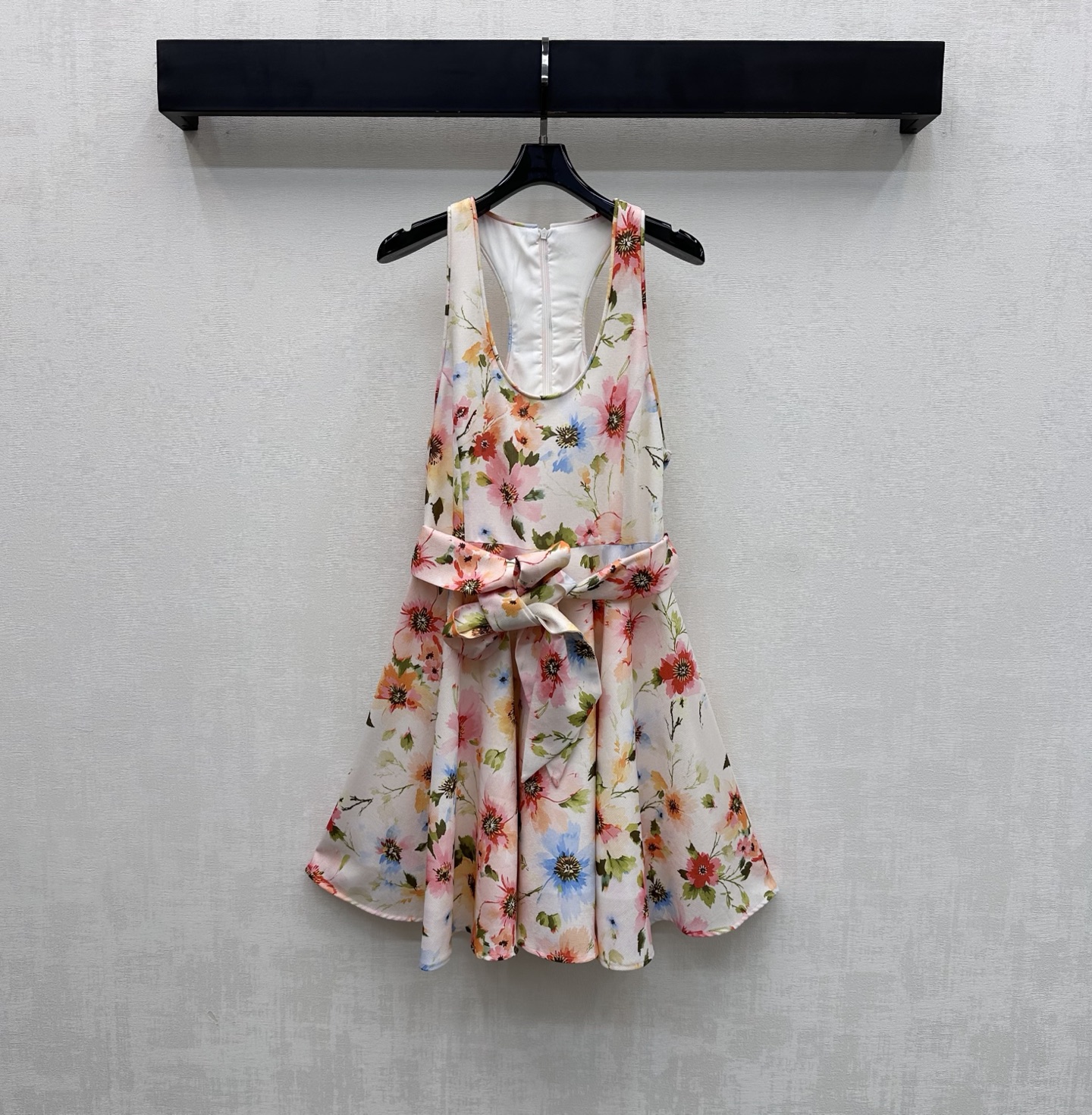 NO:758807,Zimmerman*2026 new arrivals, printed shoulder tank top, customized YB imported linen material, draped and comfortable, full of texture, all-over printed pattern, highlighting the brand's tone, the fabric belt adjustment and pleated skirt processing, adding layering to the look, half-open zipper design on the back waist, easy to put on and take off, highlighting the brand's tone, development of surface accessories, sleeveless dress tailoring, simple and elegant for daily commuting and dating, outstanding and fashionable, high version, skirts,19860909Zimmerman*2026新品上架印花挖肩背心裙定制YB进口亚麻绸材质 垂顺舒适 质感十足 通体满铺印花图案 彰显品牌调性 本布腰带调节配合压褶裙摆处理 增添造型层次感 后腰半开襟拉链设计 方便穿脱 彰显品牌调性 面辅料开发 无袖连衣裙剪裁 日常通勤约会穿搭简约大气 出彩时髦 高版本,,skirts,,Women's clothing