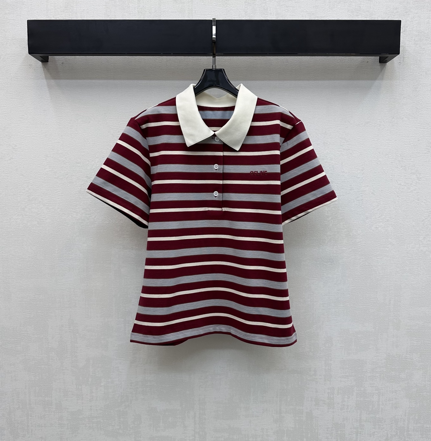 NO:761642,Celin*2026 new products are on the shelves. Lapel stripes with contrasting colors are customized. YB imported cotton material is full of texture. Comfortable and breathable. The collar is processed with contrasting thread wrapping details. Combined with the all-over stripes and contrasting design, it adds a sense of layering to the look. The chest is embellished with iconic letters and embroidered logos to highlight the brand tone. Surface accessories development. Lapel short-sleeved T-shirt tailoring. Fashionable when worn alone. High version, celine, T-shirt, tees, t-shirt,19860909Celin*2026新品上架翻领条纹撞色定制YB进口棉纶材质 质感十足 舒适透气 领口采用撞色螺纹包边细节处理 配合通体条纹撞色设计 增添造型层次感 胸口点缀标志性字母刺绣徽标装饰 彰显品牌调性 面辅料开发 翻领短袖T恤剪裁 单穿内搭出彩时髦   高版本,,celine,T-shirt,tees，t-shirt,,Women's clothing