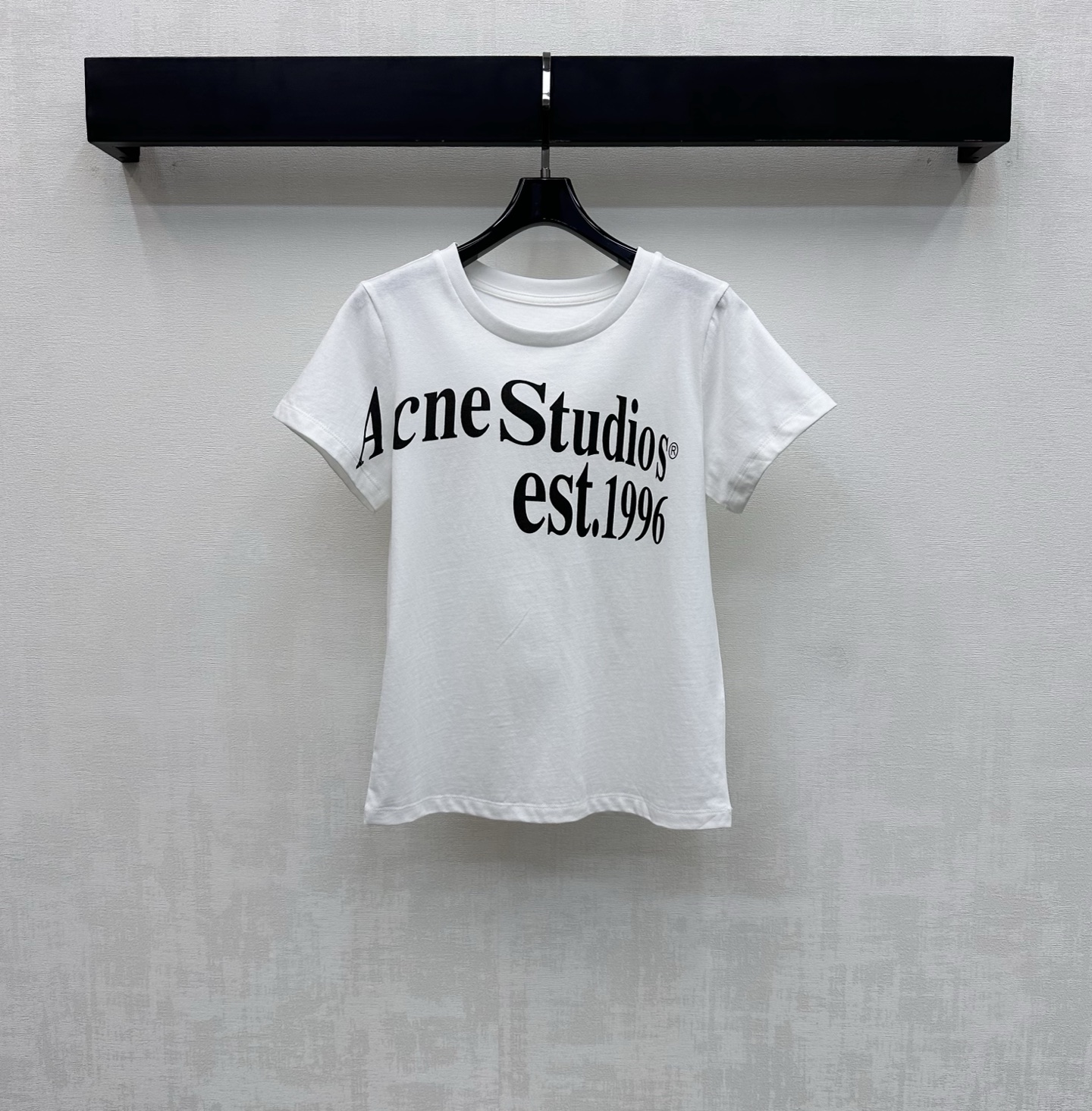 NO:760300,Acne*2026 new products are on the shelves. Round neck printed short custom YB imported virgin cotton material. High quality, comfortable and breathable. The collar and cuffs are processed with threaded hemming details to add layering to the look. The iconic letter logo pattern is embellished in the center of the chest to highlight the brand tone. Development of surface accessories. Round neck short sleeve short T-shirt cut. Casual and relaxed for daily commuting. Stylish when worn alone. High version,,acne  studios,T-shirt,tees,t-shirt,19860909Acne*2026新品上架圆领印花短款定制YB进口原生全棉材质 质感上乘 舒适透气 领口与袖口沿用螺纹包边细节处理 增添造型层次感 胸前居中点缀标志性字母徽标图案 彰显品牌调性 面辅料开发 圆领短袖短款T恤剪裁 日常通勤休闲松弛 单穿内搭出彩时髦  高版本,,acne studios,T-shirt,tees，t-shirt,,Women's clothing