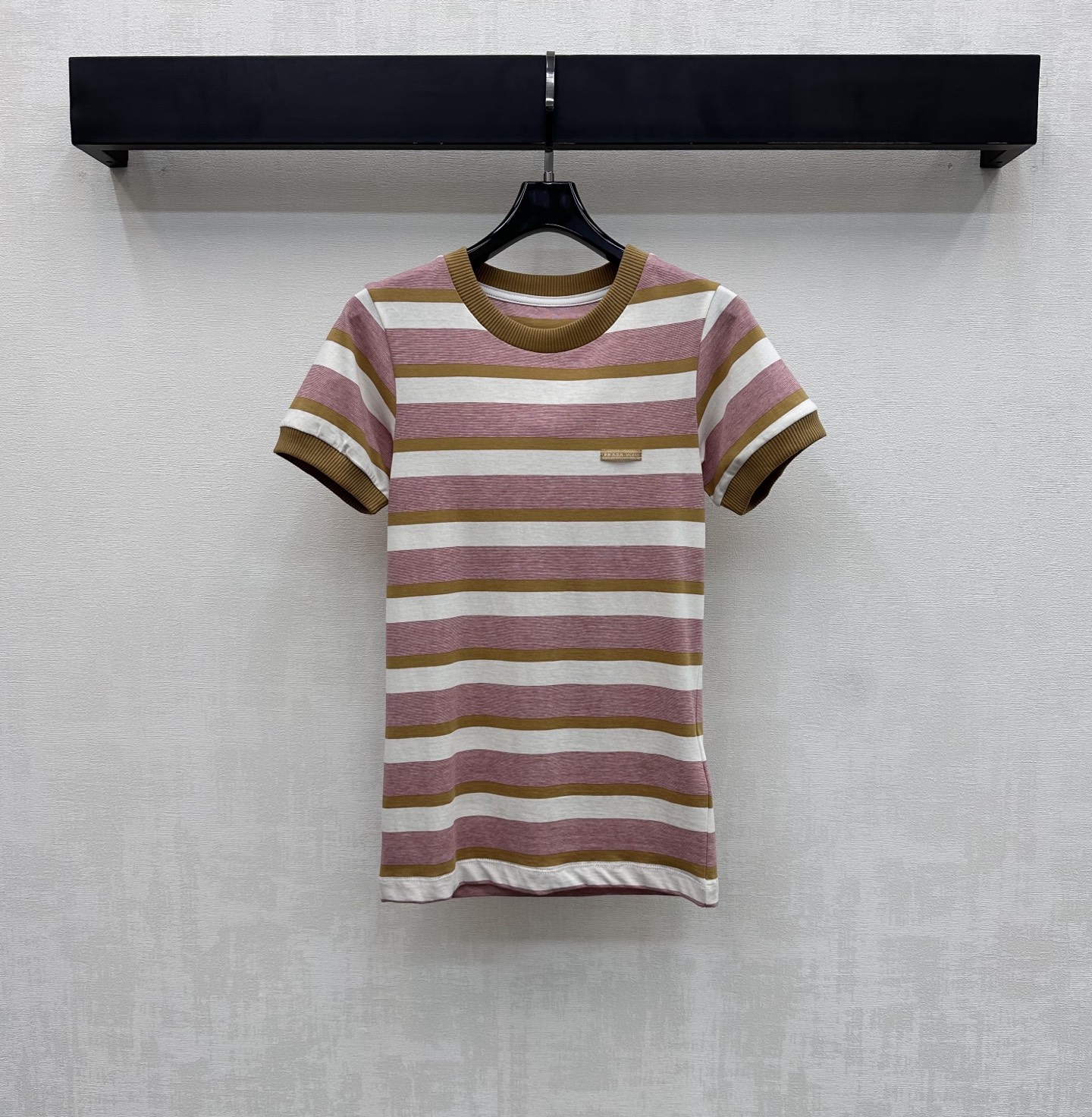 NO:760283,Prad*2026 new products are on the shelves. Round neck stripes and contrasting colors are customized. YB imported raw cotton material is full of texture, comfortable and breathable. The collar and cuffs are processed with threaded hemming details. It is matched with the all-over stripes and contrasting color design to add layering to the shape. The chest is embellished with iconic letter logo decoration to highlight the brand tone. Surface accessories development. Round neck short-sleeved T-shirt tailoring. It is fashionable to wear alone. High version, prada, T-shirt, tees, t-shirt,19860909Prad*2026新品上架圆领条纹撞色定制YB进口原生全棉材质 质感十足 舒适透气 领口袖口采用螺纹包边细节处理 配合通体条纹撞色设计 增添造型层次感 胸口点缀标志性字母徽标装饰 彰显品牌调性 面辅料开发 圆领短袖T恤剪裁 单穿内搭出彩时髦   高版本,,prada,T-shirt,tees，t-shirt,,Women's clothing