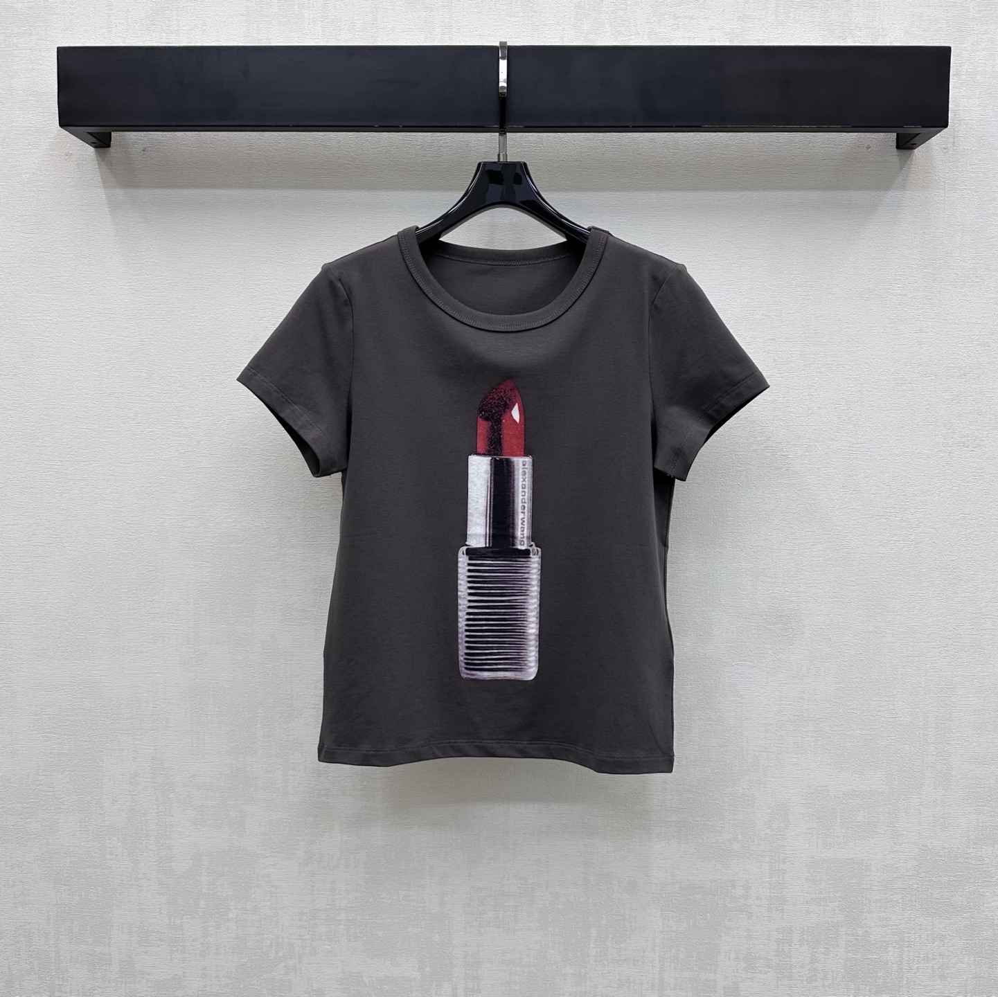 NO:760308,Alexander Wan*2026 new products are on the shelves. Round neck lipstick printing customized YB imported virgin cotton material. High quality, comfortable and breathable. The collar and cuffs are processed with threaded hemming details to add layering to the look. The iconic letter logo is embellished in the center of the chest. The sexy lipstick pattern highlights the brand tone. Surface accessories development. Round neck short T-shirt cut. Casual and relaxed for daily commuting. Stylish when worn alone. High version 2 colors, tees, t-shirt,19860909Alexander Wan*2026新品上架圆领口红印花定制YB进口原生全棉材质 质感上乘 舒适透气 领口与袖口沿用螺纹包边细节处理 增添造型层次感 胸前居中点缀标志性字母徽标性感口红图案 彰显品牌调性 面辅料开发 圆领短款T恤剪裁 日常通勤休闲松弛 单穿内搭出彩时髦  高版本2色,,tees，t-shirt,,Women's clothing