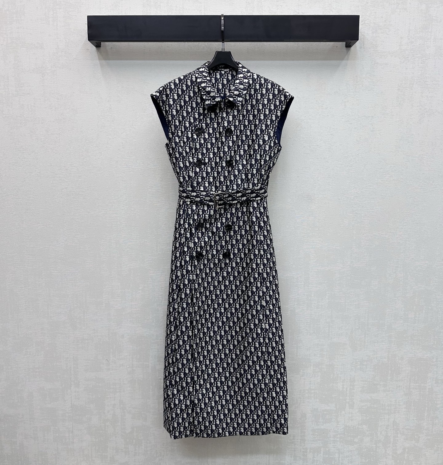 NO:758801,Dio*2026 new arrivals jacquard diagonal buckle vest windbreaker customized YB imported jacquard material. High-end texture, crisp and stylish. The iconic letter logo jacquard elements are all over the body to highlight the brand tone. Decorated with a double row of diagonal placket buttons to adjust the looseness and comfort. Designed with the perforated belt of this fabric. It is eye-catching. Easily outline the waistline to divide the upper and lower lengths into a good proportion. Add a sense of layering to the look. Development of surface accessories. Lapel vest skirt tailoring to meet various needs for commuting and dating.  Wear more fashionable and trendy high version, dior, skirts,19860909Dio*2026新品上架提花斜扣马甲风衣定制YB进口提花材质 质感高级 挺括有型 通体满铺标志性字母徽标提花元素 彰显品牌调性 饰以开襟双排斜襟纽扣调节宽松舒适 配合本布穿孔腰带设计 吸睛满分 轻松勾勒腰线划分上短下长好比例 增添造型层次感 面辅料开发 翻领马甲裙剪裁 满足通勤约会多种需求 穿搭更时髦潮流 高版本,,dior,skirts,,Women's clothing