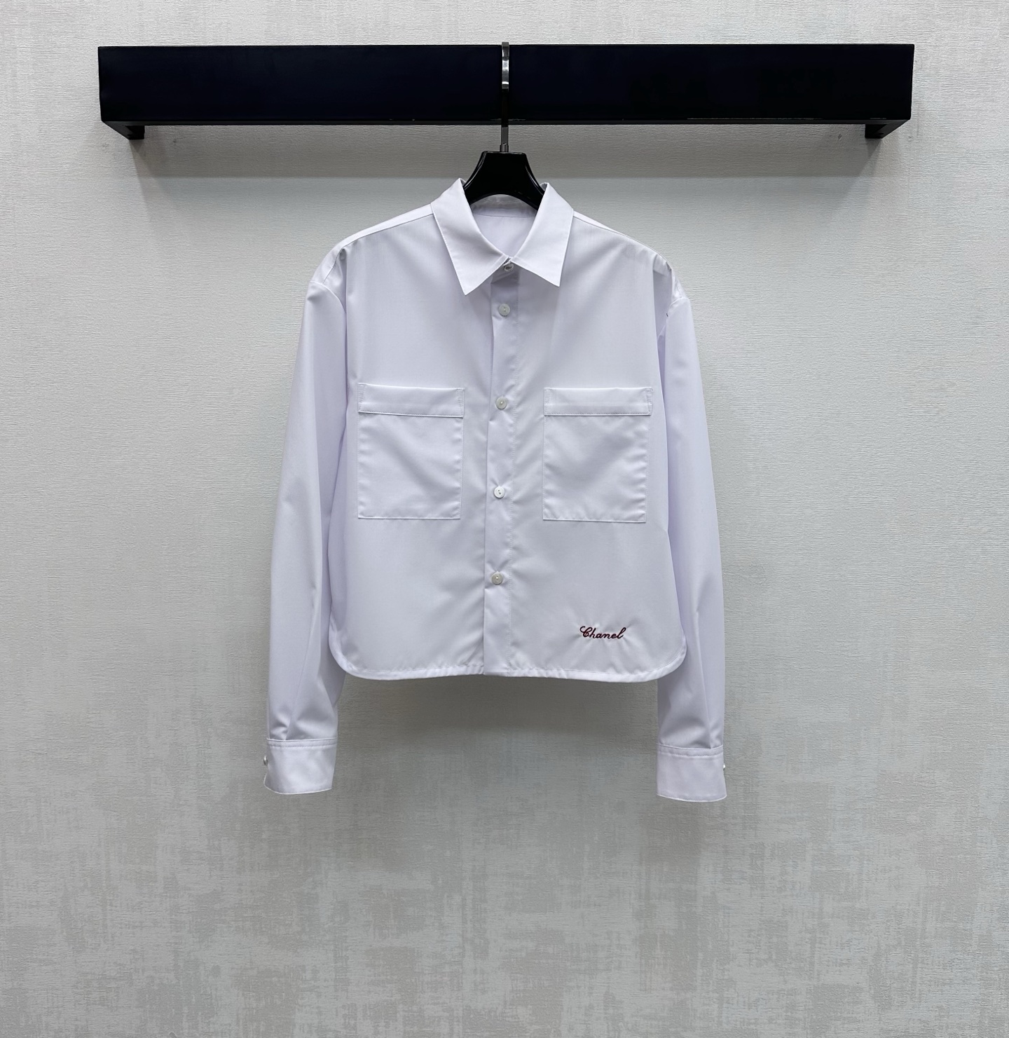 NO:758791,Chane*2026 new arrivals, lapel short shirt, customized YB imported twill cotton material, breathable and comfortable, full of texture, cloth label chain detail decoration on the inside of the front placket, adding layering to the look, iconic embroidered letter logo design on the hem, highlighting the brand tone, development of surface accessories, lapel short shirt tailoring, casual matching and lazy style, high version 36 38 40,,chanel,shirts,19860909Chane*2026新品上架翻领短款衬衫定制YB进口斜纹全棉材质 透气舒适 质感十足 前襟内侧布标链条细节装饰 增添造型层次感 下摆点缀标志性刺绣花体字母徽标设计 彰显品牌调性 面辅料开发 翻领短款衬衣剪裁 随意搭配穿搭慵懒洋气 高版本36 38 40,,chanel,shirts,,Women's clothing