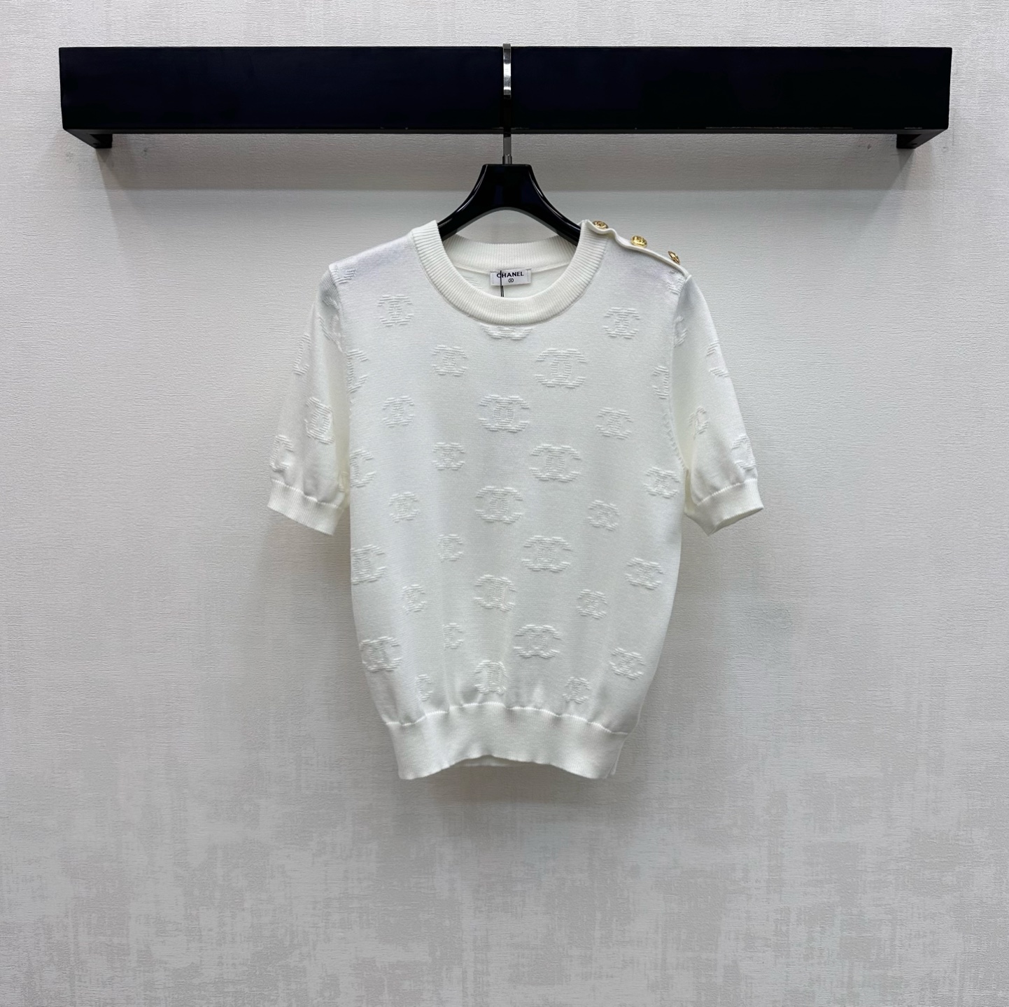 NO:758833,Chane*2026 new products are on the shelves. Jacquard round neck short-sleeved knitted custom YB imported wool knitted material is soft and comfortable. Ready-made garments are narrowed with contrasting thread hemming. Designed with metal buttons on the shoulders to add layering to the look. The whole body is covered with double C letter jacquard embellishments to highlight the brand tone. Surface accessories development. Round neck short-sleeved tops are tailored. Casually matched with skirts and trousers for a relaxed and slim look. High version 2 colors 36 38  40,,chanel,skirts,T-shirt,19860909Chane*2026新品上架提花圆领短袖针织定制YB进口羊毛针织材质 柔软舒适 成衣以撞色螺纹包边收窄处理 配合肩膀金属纽扣设计 增添造型层次感 大身通体满铺双C字母提花点缀装饰 彰显品牌调性 面辅料开发 圆领短袖上衣版型剪裁 随意搭配裙裤装穿搭松弛显瘦  高版本2色36 38 40,,chanel,skirts,T-shirt,,Women's clothing