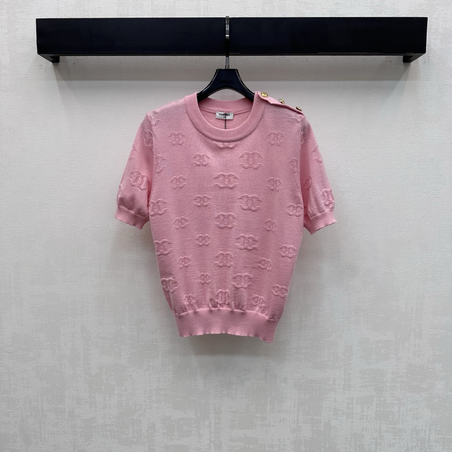 NO:758851,Chane*2026 new products are on the shelves. Jacquard round neck short-sleeved knitted custom YB imported wool knitted material is soft and comfortable. Ready-made garments are narrowed with contrasting thread hemming. Designed with metal buttons on the shoulders to add layering to the look. The whole body is covered with double C letter jacquard embellishments to highlight the brand tone. Surface accessories development. Round neck short-sleeved tops are tailored. Casually matched with skirts and trousers for a relaxed and slim look. High version 2 colors 36 38  40,,chanel,skirts,T-shirt,19860909Chane*2026新品上架提花圆领短袖针织定制YB进口羊毛针织材质 柔软舒适 成衣以撞色螺纹包边收窄处理 配合肩膀金属纽扣设计 增添造型层次感 大身通体满铺双C字母提花点缀装饰 彰显品牌调性 面辅料开发 圆领短袖上衣版型剪裁 随意搭配裙裤装穿搭松弛显瘦  高版本2色36 38 40,,chanel,skirts,T-shirt,,Women's clothing