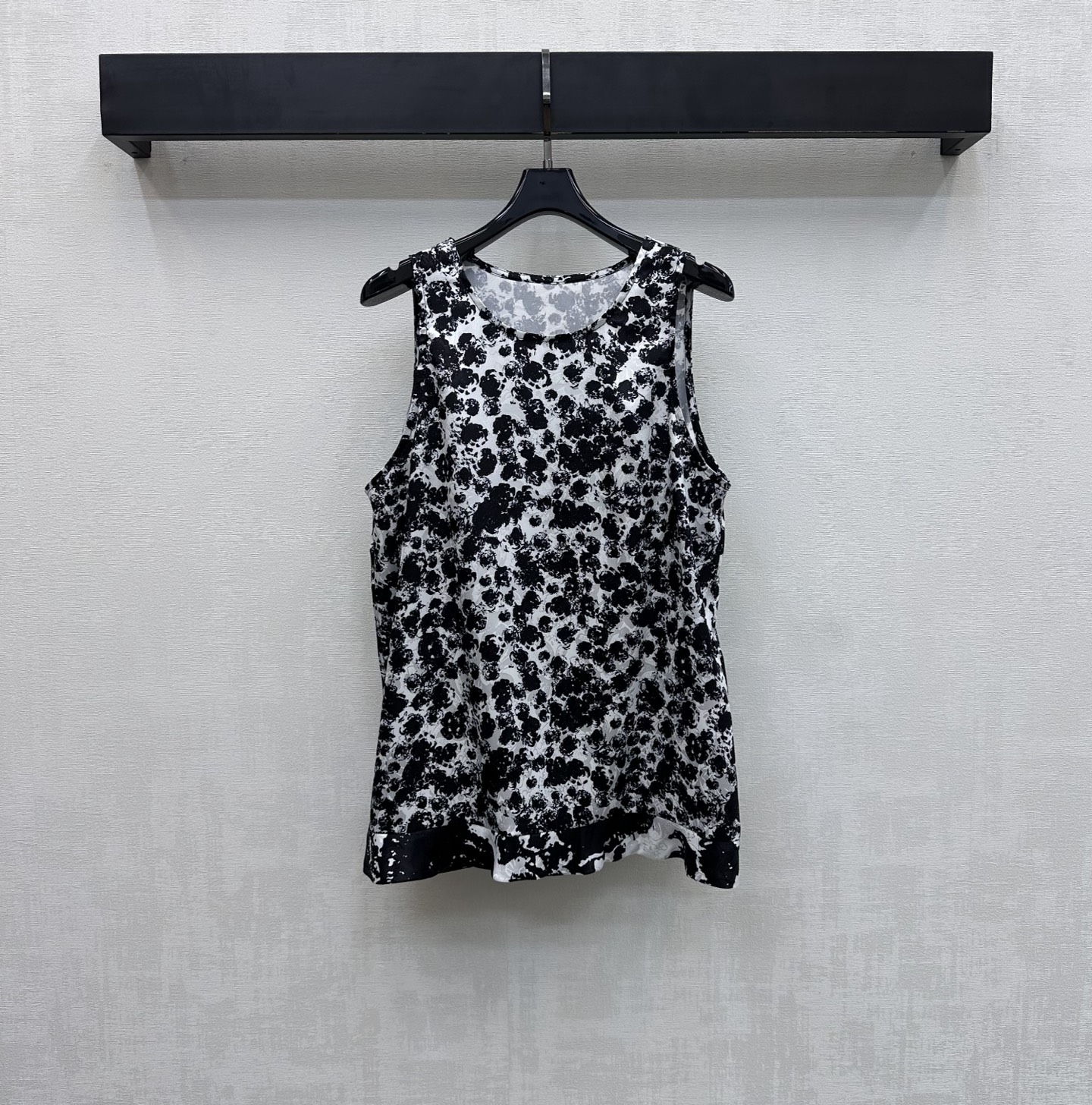 NO:758769,Chane*2026 new products are on the shelves. Ink jacquard vest is made of YB imported silk cotton. It is breathable, comfortable and elegant. The whole body is covered with ink jacquard logo elements to highlight the brand tone. The double-layer lace cutting design at the hem adds layering to the shape. Modifies the body shape and beautifies the proportions. Enriches the visual effect. Adds layering to the shape. Development of surface accessories. Round neck vest tailoring. High-end western style for daily commuting and dating. Fashionable for age reduction. High version 36 38 40,,chanel,19860909Chane*2026新品上架 水墨提花背心定制YB进口丝棉材质 透气舒适飘逸 通体满铺水墨提花徽标元素 彰显品牌调性 下摆双层花边裁剪设计 增添造型层次感 修饰身型美化比例 丰富视觉效果 增添造型层次感 面辅料开发 圆领背心剪裁 日常通勤约会穿搭高级洋气 减龄时髦 高版本36 38 40,,chanel,,Women's clothing