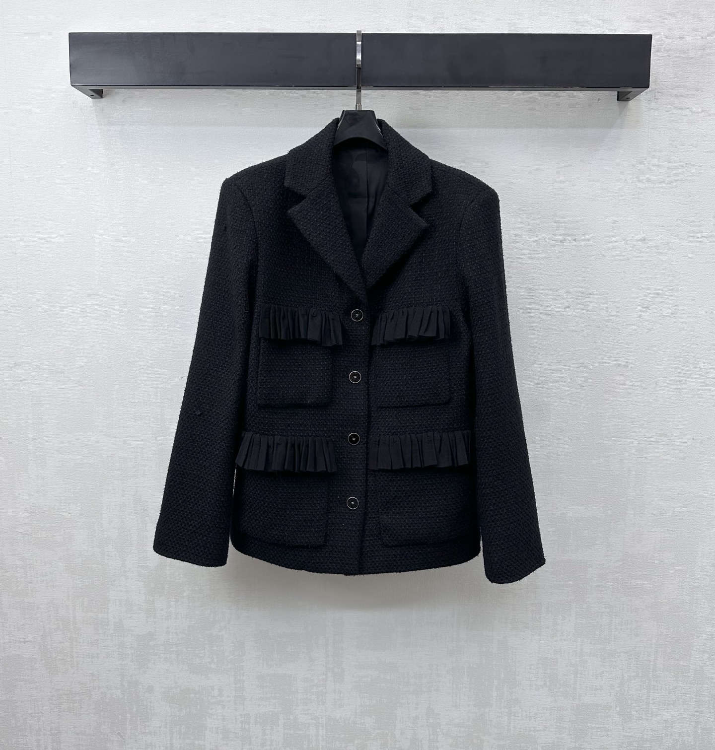 NO:758815,Chane*2026 New Arrival Lapel Woven Dress Jacket Made of Customized YB Imported Woolen Woolen Material, High-grade Texture and Perfect Appearance. The shoulder pad design fits the human body and makes the figure more slim and straight. The interwoven yarn texture is spread all over the body. It is matched with the ruffled lace splicing design on the edge of the pocket to add a sense of layering. The placket is engraved with the iconic double C placket button adjustment decoration, echoing the jacquard lighting of the lining, highlighting the brand tone. Development of surface accessories  The tailoring of the gun-notched lapel dress jacket is smart and gentle on the upper body. It is the best choice for attending formal occasions. High version 36 38 40,,chanel,jackets & coats,19860909Chane*2026新品上架翻领编织洋装外套定制YB进口粗纺羊毛呢材质 质感高级 品相十足 正肩垫肩设计贴合人体 更显身姿纤细挺拔 通体利用纱线交织纹理满铺于全身 配合口袋边缘褶皱花边拼接设计 增添造型层次感 开襟刻印标志性双C襟扣调节装饰 呼应内衬提花点亮 彰显品牌调性 面辅料开发 枪驳翻领洋装外套剪裁 上身知性温柔 出席正式场合的不二之选  高版本36 38 40,,chanel,jackets & coats,,Women's clothing