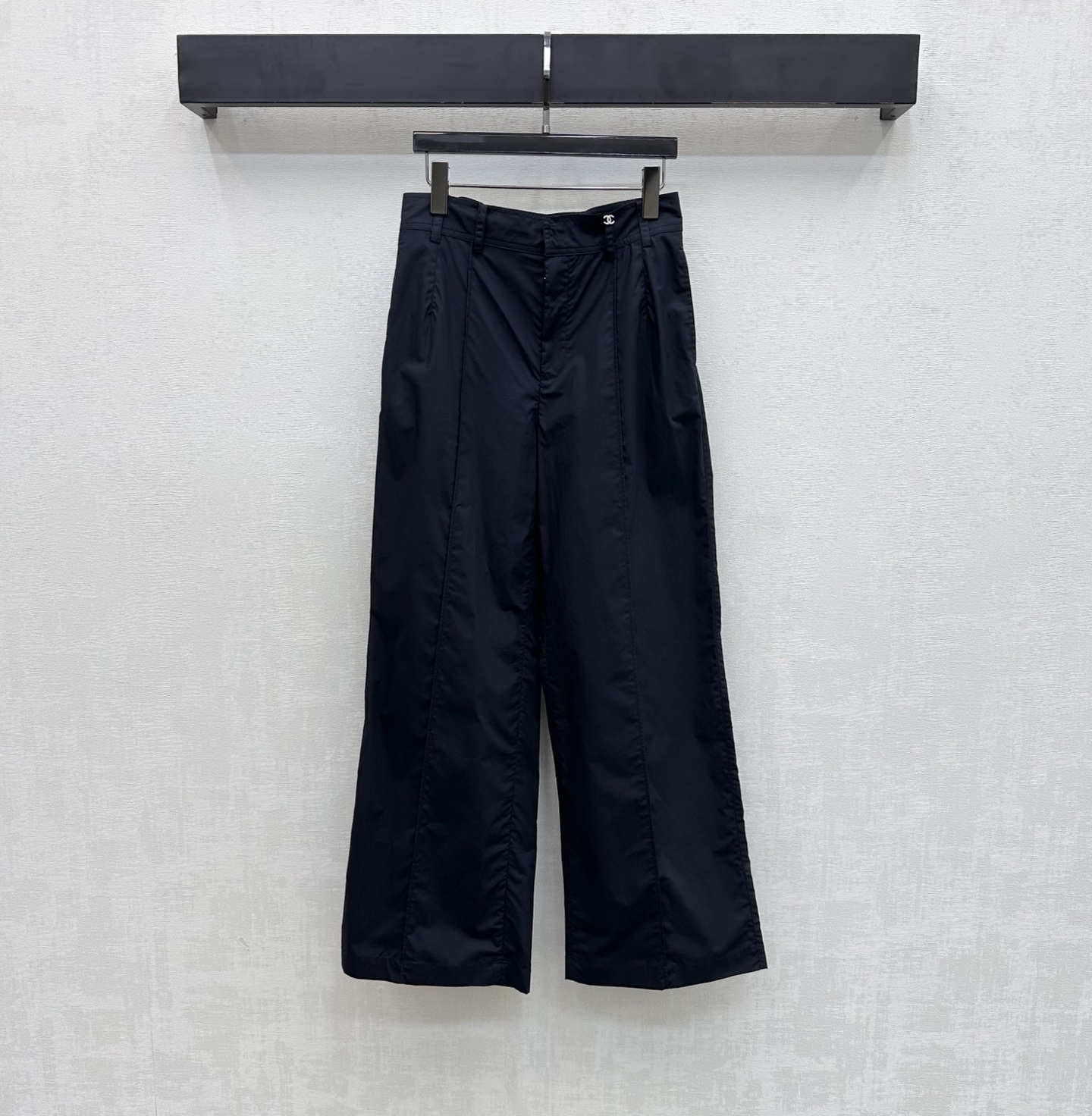 NO:758787,Chane*2026 new product launch letter logo work trousers customized YB imported twill cotton material. Sturdy, comfortable and stylish. Symmetrical pocket design with smooth and neat lines. Adds layering to the look. Iconic metal letter engraved logo embellishment highlights the brand tone. Development of surface accessories. High-waisted buttoned straight trousers cut. Casually matched with high street fashion style. High version 36 38 40,,chanel,19860909Chane*2026新品上架字母徽标工装长裤定制YB进口斜纹全棉材质 挺括舒适有型 对称插兜口袋设计线条流畅利落 增添造型层次感 标志性金属字母刻印徽标点缀装饰 彰显品牌调性 面辅料开发 高腰系扣直筒长裤剪裁 随意搭配穿搭高街时髦风格 高版本36 38 40,,chanel,,Women's clothing