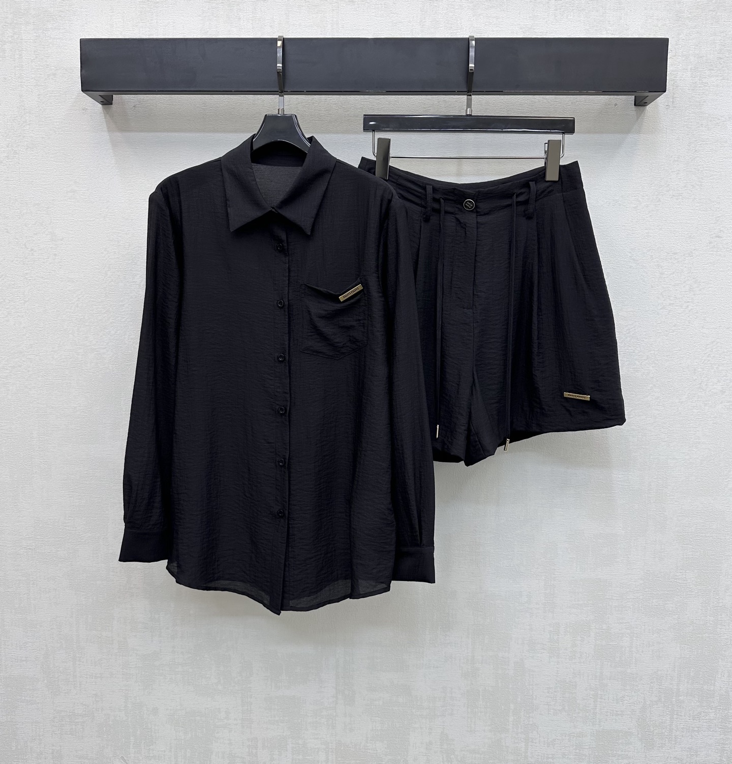 NO:760271,Miumi*2026 new product sun protection shirt and shorts set customized YB imported light rayon material, skin-friendly and comfortable, elegant and smooth, button adjustment at the placket and elastic waist drawstring design, adding layering to the look. Iconic letter metal logo decoration on the chest pocket and trouser leg side highlights the brand tone. Development of surface accessories. Regular shirt paired with high-waisted buttoned shorts set. Relaxed and fashionable, with a full sense of socialite and old money. The upper body of the set is elegant and lazy.  For home and outdoor wear, high version 2 colors, miumiu, shorts, shirts,19860909Miumi*2026新品上架防晒衬衣短裤套装定制YB进口轻薄人丝材质 亲肤舒适 飘逸垂顺 开襟纽扣调节与腰头抽绳松紧设计 增添造型层次感 胸前口袋裤脚侧点缀标志性字母金属徽标装饰 彰显品牌调性 面辅料开发 常规衬衫搭配高腰系扣短裤套装 松弛时髦 带有满满名媛老钱感 成套上身典雅慵懒 家居外穿都 高版本2色,,miumiu,shorts,shirts,,Women's clothing