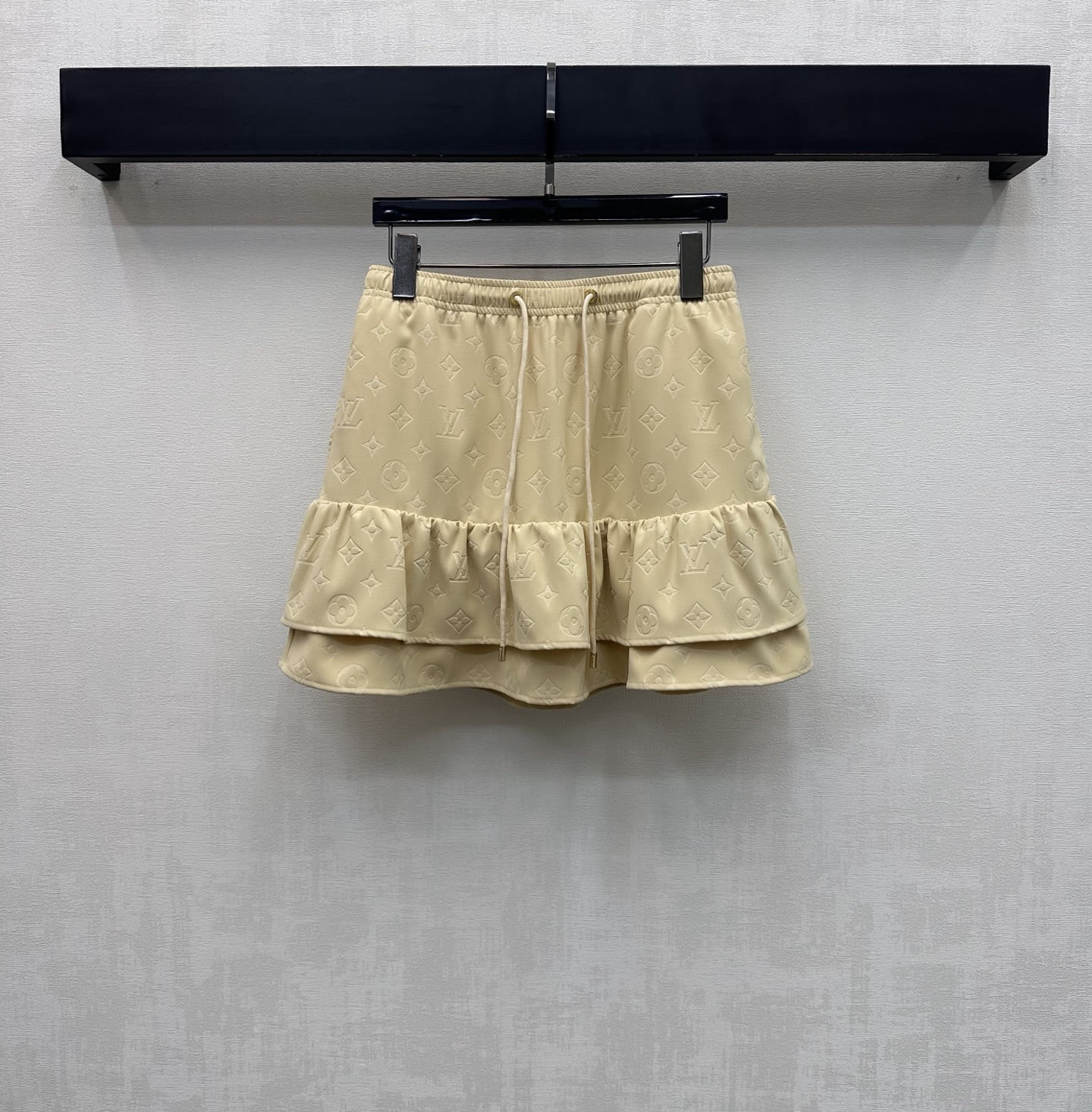 NO:760388,Louis Vuitto*2026 new arrivals jacquard cake skirt made of custom-made YB imported twill silk material. Smooth and stylish. The iconic four-leaf clover letter jacquard elements are all over the body to highlight the brand tone. Double-layer lace skirt design with drawstring elastic waistband adjustment to add layering to the look. Surface accessories development. High-waisted puffy skirt style tailoring. Casual and fashionable. High version 2 colors, louis vuitton, skirts,19860909Louis Vuitto*2026新品上架提花蛋糕半裙定制YB进口斜纹绸材质 垂顺有型 通体满铺标志性四叶草字母提花元素 彰显品牌调性 配合抽绳弹力腰头调节处理双层花边裙摆设计 增添造型层次感 面辅料开发 高腰蓬蓬短裙版型剪裁 随意搭配穿搭休闲时髦 高版本2色,,louis vuitton,skirts,,Women's clothing