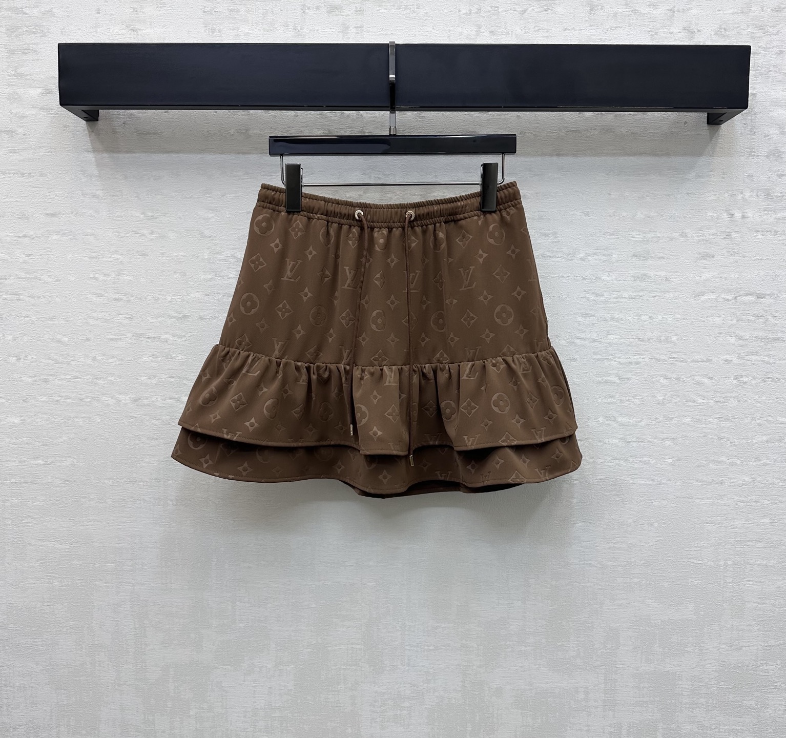 NO:760401,Louis Vuitto*2026 new arrivals jacquard cake skirt made of custom-made YB imported twill silk material. Smooth and stylish. The iconic four-leaf clover letter jacquard elements are all over the body to highlight the brand tone. Double-layer lace skirt design with drawstring elastic waistband adjustment to add layering to the look. Surface accessories development. High-waisted puffy skirt style tailoring. Casual and fashionable. High version 2 colors, louis vuitton, skirts,19860909Louis Vuitto*2026新品上架提花蛋糕半裙定制YB进口斜纹绸材质 垂顺有型 通体满铺标志性四叶草字母提花元素 彰显品牌调性 配合抽绳弹力腰头调节处理双层花边裙摆设计 增添造型层次感 面辅料开发 高腰蓬蓬短裙版型剪裁 随意搭配穿搭休闲时髦 高版本2色,,louis vuitton,skirts,,Women's clothing