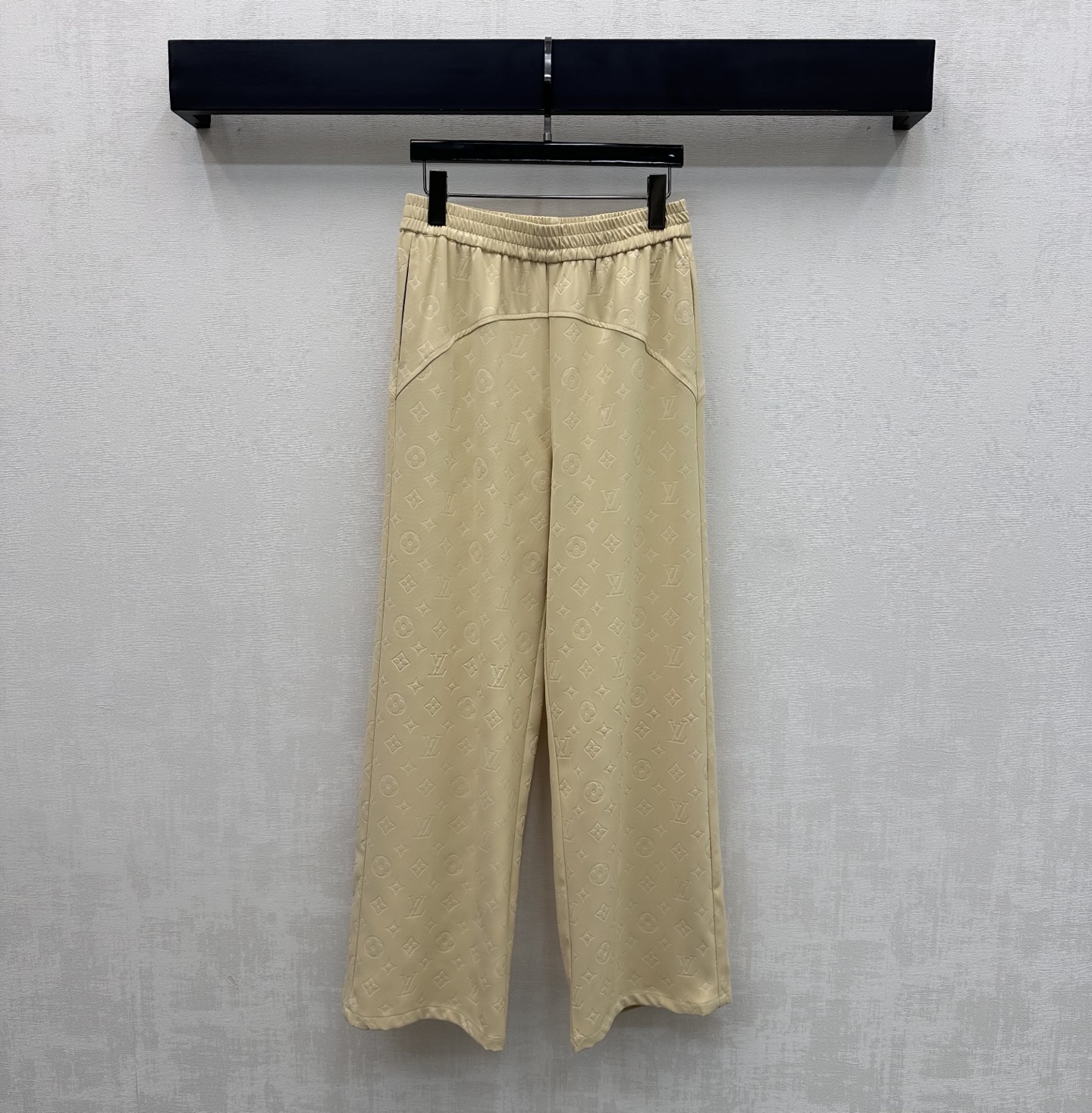 NO:760361,Louis Vuitto*2026 new arrivals jacquard straight trousers made of custom-made YB imported twill material. Sleek and stylish. The iconic four-leaf clover letter jacquard elements are all over the body to highlight the brand's tone. The contrasting color design of the pockets is cut with the elastic waistline to add layering to the look. Fabric and accessories development. High-waisted buttoned straight trousers. Casual and fashionable. Casual and fashionable. High version 2 colors, Louis Vuitton,19860909Louis Vuitto*2026新品上架提花直筒长裤定制YB进口斜纹绸材质 垂顺有型 通体满铺标志性四叶草字母提花元素 彰显品牌调性 配合弹力腰头轮廓线裁剪口袋撞色设计 增添造型层次感 面辅料开发 高腰系扣直筒长裤剪裁 随意搭配穿搭休闲时髦 高版本2色,,louis vuitton,,Women's clothing