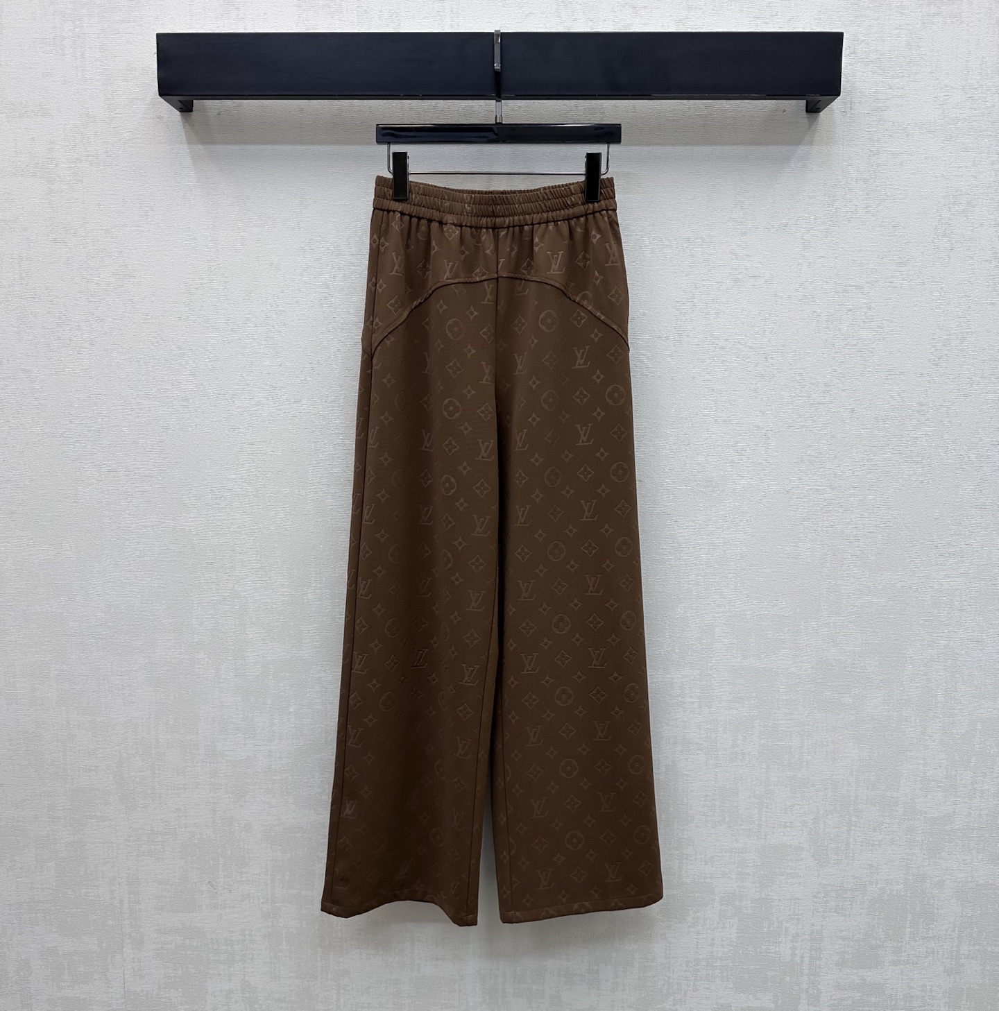 NO:760376,Louis Vuitto*2026 new arrivals jacquard straight trousers made of custom-made YB imported twill material. Sleek and stylish. The iconic four-leaf clover letter jacquard elements are all over the body to highlight the brand's tone. The contrasting color design of the pockets is cut with the elastic waistline to add layering to the look. Fabric and accessories development. High-waisted buttoned straight trousers. Casual and fashionable. Casual and fashionable. High version 2 colors, Louis Vuitton,19860909Louis Vuitto*2026新品上架提花直筒长裤定制YB进口斜纹绸材质 垂顺有型 通体满铺标志性四叶草字母提花元素 彰显品牌调性 配合弹力腰头轮廓线裁剪口袋撞色设计 增添造型层次感 面辅料开发 高腰系扣直筒长裤剪裁 随意搭配穿搭休闲时髦 高版本2色,,louis vuitton,,Women's clothing