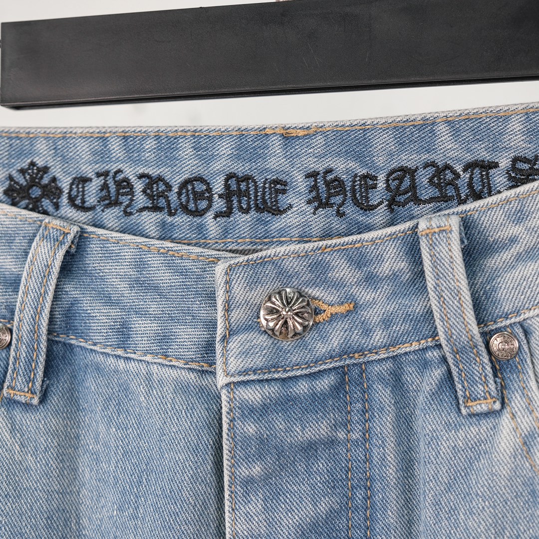 💰185（顶级复刻）
Ch 罕见联名顶配单品  Chrome hearts新款克罗心拼皮贴布十字架拼接微喇叭牛仔裤  

顶级配置，细节感受无敌牛王！！近两年cleanfit大热，克罗心一贯风格尤为显得更加高级！！进口日本梭织布成衣，真皮的克罗心皮标还有腰布皮牌缝制上去，整体的工艺非常繁琐裤门襟纽扣柳钉后口袋金属装饰牌全部都是开模定做的，做完后进过做旧处理出来的效果非常有 vintage的味道，各类欧美大牌明星都代过的货品，kenijima的cleanfit风出来一下火遍全球~顶级五金，注意看我细节实拍，纽扣皆可拆卸，925刻字银制！！随意搭配，男女通吃✔️✔️
颜色:蓝色
尺码:S M L XL