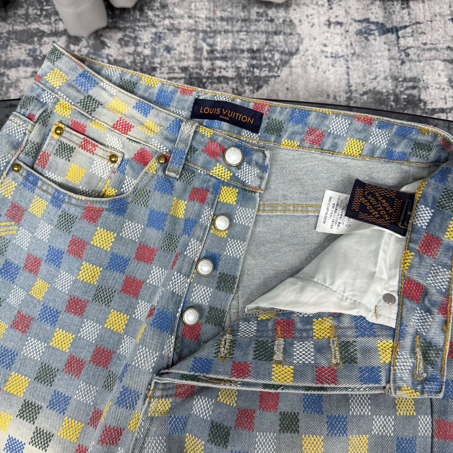 外套💰170 裤子💰150
Louis Vuitton路易威登25ss新款多巴胺彩色像素棋盘格牛仔外套牛仔裤牛仔套装
各大明星私服 Lv 牛仔套装,是时尚与活力的化身。短款牛仔外套俏皮中透着复古韵味。衣身满布色彩斑斓的方格图案,红、黄、蓝、绿等色调交织,吸睛又亮眼
男女同款 驴家款从来就不曾让潮人失望过 从布料的质量选择,细节的剪裁,花型的搭配都无可挑剔!上身穿着可谓是帅到炸…男女老少都可以轻松驾驭!
工艺上采用重工水洗纯棉牛仔面料 水洗之后 柔软厚实 穿在身上十分有型
正品1:1版型 单独的五金辅料开模定制 还原最高品质 可以作为情侣装 穿在身上 秒变时尚达人
颜色:蓝
尺码:外套M—XL 裤子S—XL
