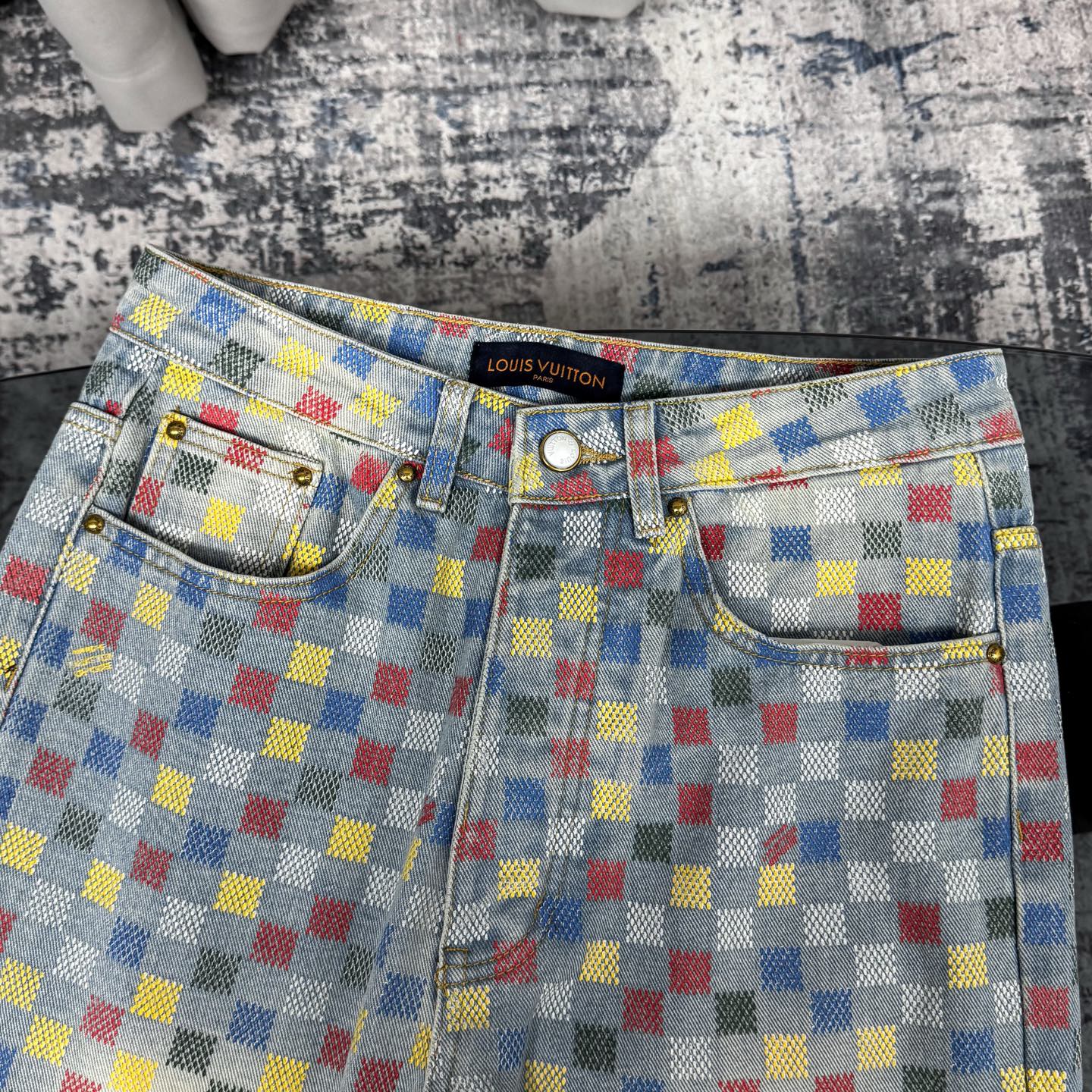 外套💰170 裤子💰150
Louis Vuitton路易威登25ss新款多巴胺彩色像素棋盘格牛仔外套牛仔裤牛仔套装
各大明星私服 Lv 牛仔套装,是时尚与活力的化身。短款牛仔外套俏皮中透着复古韵味。衣身满布色彩斑斓的方格图案,红、黄、蓝、绿等色调交织,吸睛又亮眼
男女同款 驴家款从来就不曾让潮人失望过 从布料的质量选择,细节的剪裁,花型的搭配都无可挑剔!上身穿着可谓是帅到炸…男女老少都可以轻松驾驭!
工艺上采用重工水洗纯棉牛仔面料 水洗之后 柔软厚实 穿在身上十分有型
正品1:1版型 单独的五金辅料开模定制 还原最高品质 可以作为情侣装 穿在身上 秒变时尚达人
颜色:蓝
尺码:外套M—XL 裤子S—XL